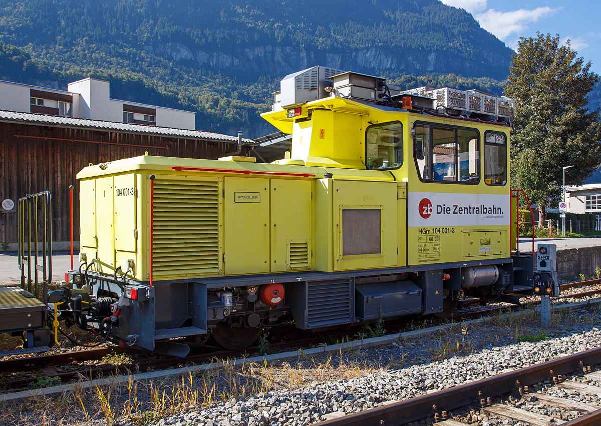 Die diesel-elektrische Stadler HGm 2/2 104 001-3 der zb (Zentralbahn) abgestellt am 25.09.2016 im Bahnhof Meiringen. 

Die 1.000 mm-Zahnrad- und Adhsions-Diesellok (kein Traktor) wurde 2005 bei Stadler unter der Fabriknummer L-4075 gebaut.

Die Luzern-Stans-Engelberg (LSE) Bahn bestellte 2003 eine dieser speziellen Zahnrad- und Adhsions-lokomotiven der Serie 104. Die Beschaffung dieses Fahrzeugs hat mehrere Grnde. Einerseits verfgte die LSE ber keine Dieselzahnradlokomotive. Anderseits sind fr den Tunnel Engelberg fahrstromunabhngige Triebfahrzeuge zu Rettungs- und Hilfszwecken zwingend notwendig. Die Firma Stadler Rail in Bussnang nahm die Herausforderung an, ein Fahrzeug fr hchste Ansprche zu konzipieren. Hauptaugenmerk lag auf der vielseitigen Verwendbarkeit. Auch die Leistung der Lok muss ausreichen um die 120‰ im Tunnel Engelberg berwinden zu knnen.

Die Lok wurde noch von der LSE bestellt, aber nach der Fusion (LSE-Brnigbahn) im Jahr 2005 fr die zb geliefert. Sie wird seit der Ablieferung auf dem Netz der Zentralbahn zwischen Luzern und Interlaken sowie Engelberg fr Baudienstzge eingesetzt. Im Winter kann das Kraftpacket auch als Schublokomotive einer Schneeschleuder verwendet werden und ist dazu mit einer Funkfernsteuerung ausgestattet. Fr den Fall eines kompletten Fahrleitungsausfalls der normalerweise mit 15 kV betriebenen Linie knnte die Lokomotive auch einen Fahrgast-Notbetrieb mit Personenwagen aufrechterhalten. Sie ist mit modernster Drehstrom-Asynchron-Technik ausgestattet und kann auf der 120‰ Strecke maximal 50t Anhngelast befrdern. Die verbauten Zahnradbremssysteme sind gem den Schweizer Zahnradbahnvorschriften AB-EBV mit  Bremssystem 2 als Federspeicher-Sicherheitsbremse fr total 74 t Zugsgewicht zugelassen. Die Bremsausrstung entspricht den Schweizer Vorschriften fr Zahnradbahnen.

Fr die Kraftbertragung steht eine stufenlos regulierbare Traktionsausrstung mit sehr guten  Langsam-Fahreigenschaften und Maximal-Zugkraft schon bei  kleinen Dieselmotordrehzahlen zur Verfgung. Der Asynchrongenerator und die Fahrmotoren TSA sorgen fr gengend Leistung welche auch das  Bordnetz 400 VAC fr Hilfsbetriebe und Arbeitsgerte speist. Ein MTU 12V183TB32 Dieselmotor mit der max. Leistung von ca. 550 kW (ca. 750 PS) bei 2100 U/min treibt den Asynchrongenerator an, der die Leistung an die zwei Fahrmotoren abgibt (diesel-elektrischer Antrieb).

Da dieses Fahrzeug als Lokomotive klassifiziert ist und nicht zu den Traktoren gehrt wurde anstelle der Bezeichnung Tmh 104 die aktuelle Bezeichnung HGm 104 001-3 gewhlt.


Technische Daten:
Spurweite: 1.000 mm
Bauart: Bo-zde
Lnge ber Puffer: 8.180 mm
Achsabstand: 4.050 mm
Eigengewicht: 24 t.
Dieselmotorleistung: 550 kW
Leistung am Rad (bzw. Zahnrad): 450 kW
Hchstgeschwindigkeit: 60 km/h (auch geschleppt)
Zahnradbremsen: 2
