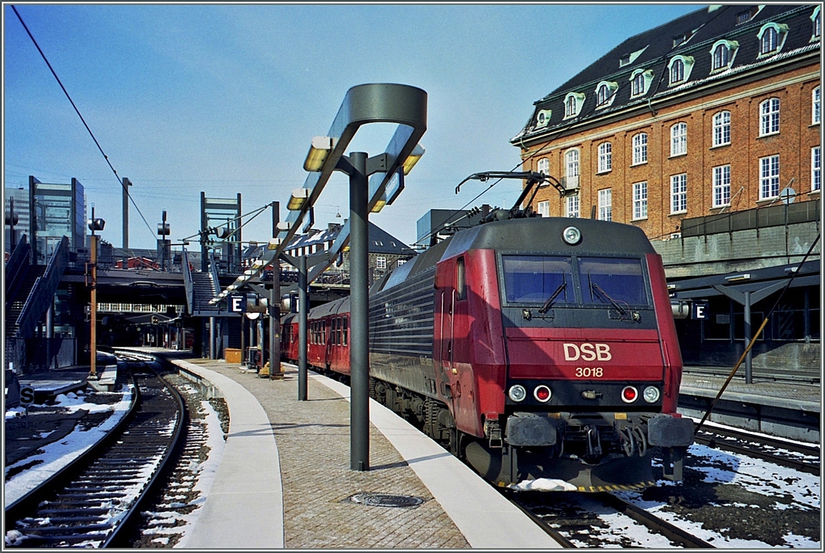 Die DSB EA mit einem Pendelzug in Kopenhagen.
Analogbild/Mrz 2001