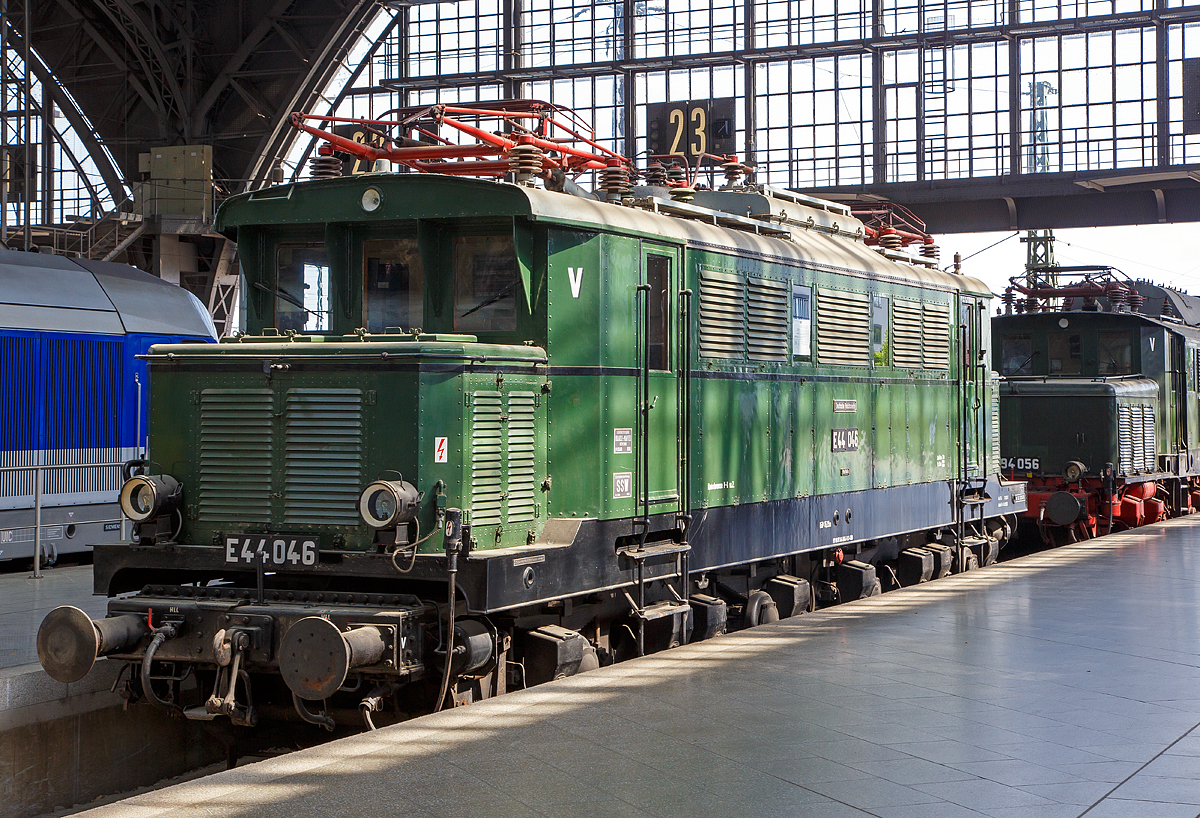 Die E44 046 (eigentlich 97 80 8144 046-0 D-DB), ex DR 244 046-9, ex SZD E 44 046 (Sowetskije schelesnyje dorogi, Staatsbahn der Sowjetunion), ex DRG E44 046, ausgestellt im Leipziger Hauptbahnhof auf dem Museumsgleis bzw. Traditionsgleis (Gleis 24). Die Lok ist Eigentum vom DB Museum Nürnberg.

Die E44 wurde 1936 von der Krauss-Maffei AG in München-Allach unter der Fabriknummer 15549 (mechanischer Teil) gebaut, der elektrische Teil von SSW - Siemens-Schuckert-Werke GmbH in Berlin unter Fabriknummer 3099 und als E44 046 an die Deutschen Reichsbahn-Gesellschaft geliefert. 1946 ging die Lok als Reparationsleistung an die UdSSR (SZD - Sowetskije schelesnyje dorogi) und wurde auf die Russische Breitspur (1.524 mm) umgespurt und mit SA3-Mittelpufferkupplungen ausgerüstet. 1952 wurden desolaten Zustand zurückgegeben und kam in drei Teile zerlegt im RAW Dessau an. Im RAW Dessau erfolgte die Generalreparatur 1958. In der Zeit vom Juli 1958 bis Ende 1981 erreichte die Lok eine Laufleistung von 1.980.472 km.

Bereits 1980 wurde E 44 046 von der DR zur betriebsfähigen Traditionslok bestimmt. Während der Hauptuntersuchung wurde die Lok 1984 im Raw Dessau in den Zustand der Jahre 1958 bis 1961 versetzt (u.a. Anbau der mittleren Sandkästen je Drehgestellseite, Wiedereinbau eines Haupttransformators WBT590D wie im Lieferzustand, schwarzer Anstrich der Drehgestelle). 1992 wurde die Lok mit Indusi I60 und Zugbahnfunk MESA ausgerüstet, die Abnahme der Sicherheitseinrichtung und des Funkes erfolgte am 19.April 1992. Im September 1999 nahm die Lok an der großen Austellung zum Jubiläum  100 Jahre Verkehrsmuseum Nürnberg  teil. Seit dem Fristablauf auf 27.Dezember 2001 dient die Lok als rollfähiges Exponat. Seit Sommer 2005 ist die Lok auf dem Museumsgleis 24 in Leipzig Hbf ausgestellt.

Die Elektrolokomotiven der Baureihe E 44 waren die ersten Elektrolokomotiven in großer Stückzahl auf dem deutschen Schienennetz. Die E 44 stellt einen Meilenstein der Elektrolokomotiventwicklung dar, denn bei ihr wurde erstmals bei einer größeren Streckenlokomotive auf Vorlaufachsen und Stangenantrieb verzichtet, außerdem wurde der viele Jahre erfolgreiche Tatzlager-Antrieb etabliert. Die als Universallokomotiven konzipierten Lokomotiven erwiesen sich als sehr robust und zuverlässig und prägten den Eisenbahnverkehr in den elektrifizierten Netzen Süd- und Mitteldeutschlands von den 1930er Jahren bis in die 1980er Jahre.

Die Elektrolokomotiven der Baureihe E 44 (ab 1968 bei der DB Baureihe 144 bzw. ab bei der DR 1970 Baureihe 244) wurden ab 1930 von Walter Reichel entworfen. Mit ihrem Konzept als Mehrzweck-Elektrolok, die vor Güter- und Personenzüge gespannt werden konnte, kann dies als Pionierleistung betrachtet werden. Die ersten Maschinen wurden ab 1932 von der Deutschen Reichsbahn-Gesellschaft (DRG) in Dienst gestellt, nachdem ein Jahr zuvor eine Vorserienlok (E 44 001) von Krauss-Maffei und den Siemens-Schuckertwerken (SSW, elektrischer Teil) entwickelt und durch die DR erprobt wurde. Die Fahrzeuge mit der Achsfolge Bo’Bo’ waren die ersten deutschen Serienelektroloks mit Drehgestellen ohne Laufachsen und Einzelachsantrieb und vorrangig für die ab 1933 neu elektrifizierte Strecke von Augsburg über die Geislinger Steige nach Stuttgart vorgesehen.

Die Lokomotiven bewährten sich dort, so dass weitere Loks an alle wichtigen bayerischen, mitteldeutschen und schlesischen Bahnbetriebswerke, in denen Elektrolokomotiven stationiert waren, geliefert wurden. 

Bis 1945 wurden die Lokomotiven wegen der militärstrategischen Bedeutung, immer mehr unter Verwendung von Heimbaustoffen, unter der Bezeichnung KEL 1 (Kriegsellok 1) beschafft. Insgesamt wurden 174 Maschinen gebaut, von denen jedoch etliche durch Kriegshandlungen einen Totalschaden erlitten und deshalb ausgemustert werden mussten.

Die in Ostdeutschland stationierten Lokomotiven mussten nach der Einstellung des elektrischen Betriebs im Rahmen der Reparationen an die UdSSR abgegeben werden. Die seinerzeit modernen E 44 (und E 94) wurden auf 1.524 mm umgespurt und mit SA3-Mittelpufferkupplungen ausgerüstet. Für beide Umbauten waren die Drehgestellrahmen aber nicht ausgelegt, die Folge war ein Verlust an Stabilität. 1952 wurden nach Abschluss des Versuchsbetriebes 44 Maschinen sowie zwei in Hirschberg/Schlesien (heute Jelenia Góra) erbeutete Maschinen in einem desolaten Zustand zurückgegeben. Die umgespurten Maschinen erreichten das RAW Dessau in je drei Teile zerlegt auf Flachwagen verladen.

Die Mehrzahl der Lokomotiven kam jedoch zur Deutschen Bundesbahn. Diese baute sogar sieben Loks nach, da es im Rahmen des Besatzungsstatuts untersagt war, völlig neue Lokomotiven zu entwickeln: 1950 die E 44 181, 1951 die E 44 182 und 183 sowie 1955 die E 44 184 bis 187. Insgesamt verfügte die DB über 125 Lokomotiven. Die DB rüstete mehrere Maschinen für den Wendezugbetrieb aus, kenntlich gemacht durch ein G hinter der Loknummer. Die E 44 mit elektrischer Bremse wurden durch ein W kenntlich gemacht. Diese Lokomotiven wurden u. a. auf der Höllentalbahn im Schwarzwald eingesetzt. Ab 1968 wurde bei der DB die E 44 als Baureihe 144 umgezeichnet. Die Lokomotiven mit elektrischer Bremse wurden in Baureihe 145 (Deutsche Bundesbahn) umgezeichnet.

TECHNISCHE DATEN:
Spurweite: 1.435 mm
Achsanordnung:  Bo'Bo'
Länge über Puffer:  15.290 m
Drehzapfenabstand: 6.300 mm
Achsabstand im Drehgestell: 3.500 mm
Treibraddurchmesser:  1.250 mm
Höchstgeschwindigkeit:  90 km/h
Stundenleistung:  2.200 kW bei 76 km/h
Dauerleistung: 1.860 kW bei 86 km/h
Anfahrzugkraft:  196 kN
Stundenzugkraft: 104 kN
Dauerzugkraft: 78 kN
Dienstgewicht:  78,0 t
Achslast: 19,5 t
Stromsysteme:  15 kV 16 2/3 Hz, Oberleitung
Antrieb: Tatzlagerantrieb
Anzahl der Fahrstufen: 15
Transformator OFA: 1.450 kVA
