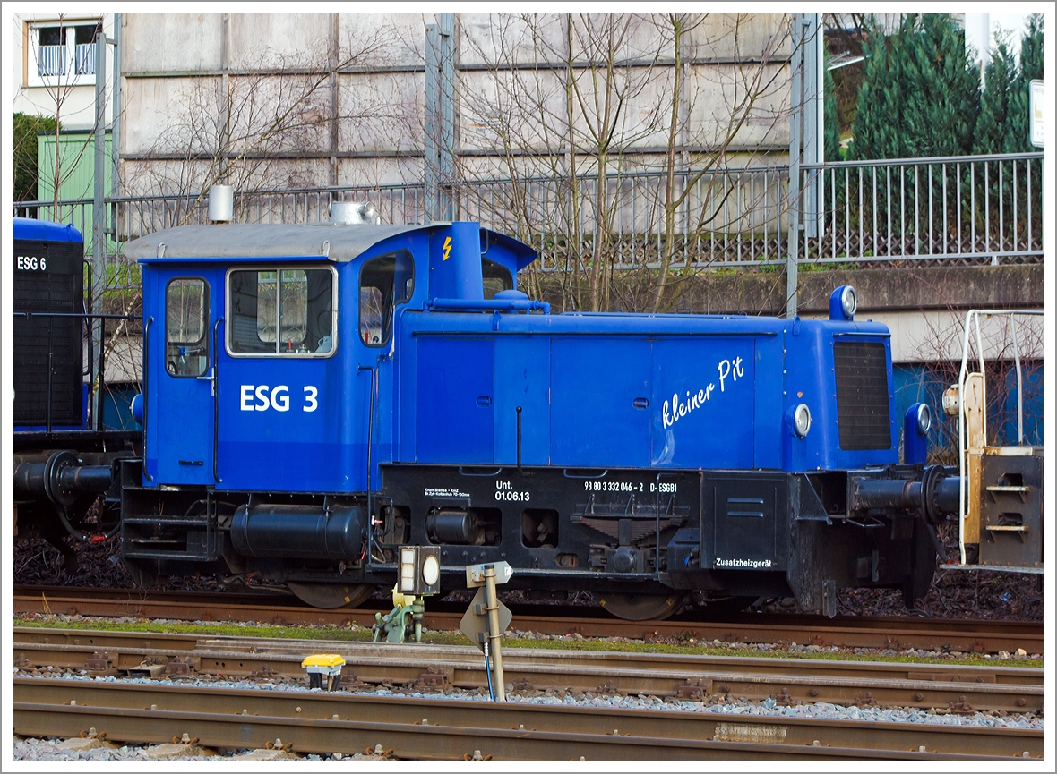 Die ESG 3  Kleiner Pit  (332 046-2) der ESG Eisenbahn Service Gesellschaft mbH (Vaihingen an der Enz), ex DB Köf 11 046, ist am 21.12.2013 in Kreuztal abgestellt. 

Die Köf III (Köf 11) wurde 1963 bei Jung, Jungenthal bei Kirchen an der Sieg unter der Fabriknummer 13630 gebaut und als Köf 11 046 an die DB - Deutsche Bundesbahn geliefert wurde. Mit der Einführung des EDV-Nummernschemas wurde sie 1968 in  DB 332 046-2 ungezeichnet, 1998 erfolgte in Frankfurt (Main) die Ausmusterung. Im Jahr 2000 ging sie an die Firma Ferrum Montan GmbH in Gießen, bereit 2001 ging sie dann an die ESG, die Vergabe der NVR-Nummer 98 80 3332 046-2 D-ESGBI erfolgte dann 2007.

Die Firma Gmeinder entwickelte und lieferte 1959 und 1960 acht Prototypen diese erhielten die vorläufigen Bezeichnungen Köf 10 (Höchstgeschwindigkeit 30 km/h) und Köf 11 (Höchstgeschwindigkeit 45 km/h). Köf steht für Kleinlok mit Öl-(Diesel-)Motor und Flüssigkeitsgetriebe - vor dem Krieg gab es in den Leistungsgruppen I und II. Die Prototypen der Leistungsgruppe III unterschieden sich zu Vergleichszwecken in ihren Motoren und Getrieben und wurden von der Bundesbahn ausgiebig getestet.
Für die Serienloks mit der Bezeichnung Köf 11 entschied man sich für den Dieselmotor RHS 518A der Motorenwerke Mannheim mit einer Nennleistung von 177 kW (240 PS) und das hydraulische Wendegetriebe L213U von Voith. Hinter dem Wendegetriebe erfolgte die Kraftübertragung auf die Räder mit Hilfe von Rollenketten. Insgesamt 317 Loks dieser Ausführung erhielten bei der Umstellung auf ein computergerechtes Nummernsystem 1968 die Baureihenbezeichnung 332, die drei langsameren Prototypen der Baureihe Köf 10 erhielten die Baureihenbezeichnung 331. 

Noch während der laufenden Produktion der Köf 11 entwickelte Gmeinder die Kleinloks der Lg III weiter. Wesentliches Unterscheidungsmerkmal der 1965 vorgestellten Köf 12 001 war der erstmals bei einer Kleinlok verwendete Gelenkwellenantrieb (anstelle der Rollenkette), der verschiedene Vorteile bei der Kraftübertragung bot ࠓ äußerlich blieb die Konstruktion unverändert. Die Köf 12  wurde 1968 zur Baureihe 333.

Technische Daten:
Achsformel : B 
Spurweite: 1435 mm
Länge über Puffer: 7.830 mm
Achsabstand: 2.800 mm
Dienstmasse (2/3 Vorräte): 22 t 
Dieselkraftstoff: 300 l
Motor: 8-Zylinder-MWM-Dieselmotor RHS 518 A
Leistung:  177 kW (240 PS)
Höchstgeschwindigkeit: 45 km/h 
Anfahrzugkraft: 83,4 kN

