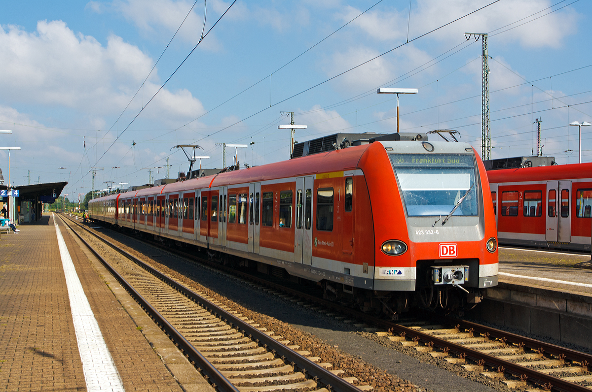 
Die ET 423 332-6 / 423 832-5 gekuppelt mit 423 453-0 / 423 953-9 der DB Regio Hessen / S-Bahn Rhein-Main stehen am 27.08.2014 als S6 (Friedberg - Bad Vilbel - Frankfurt Hbf (tief) - Frankfurt Süd) im Bahnhof Friedberg (Hessen) zur Abfahrt nach Frankfurt bereit.