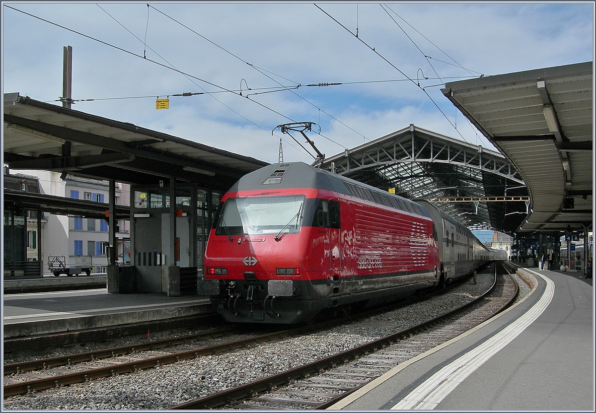 Die frisch revidierte SBB Re 460  041 (UIC 91 85 4 460 041-7 CH-SBB) beim kurzen Halt mit ihrem IC1 in Lausanne.
11. April 2018