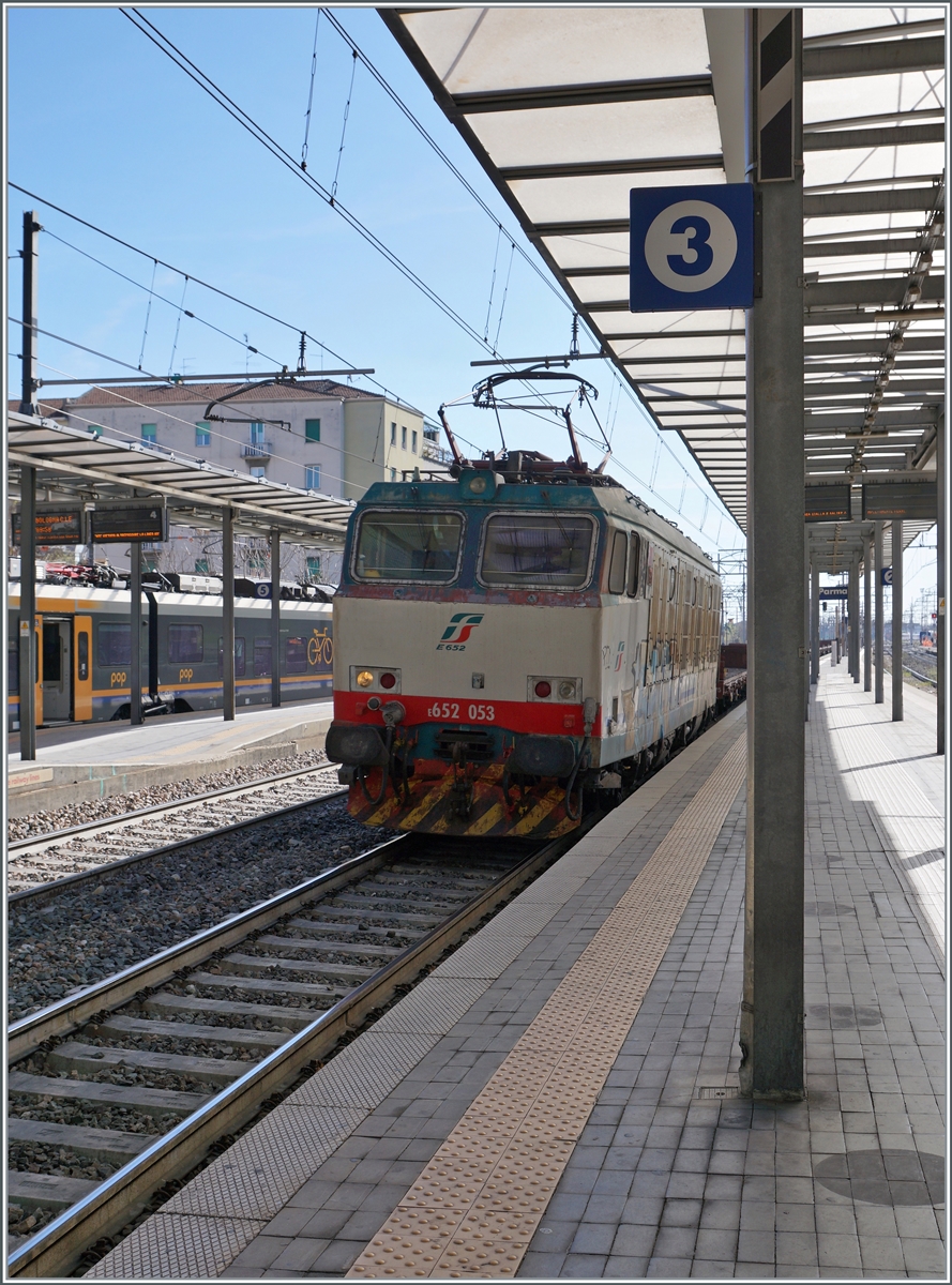 Die FS Trenitalia MERCITALIA RAIL E 652 053 fährt mit einem weiteren Güterzug durch den Bahnhof von Parma.

16. März 2023