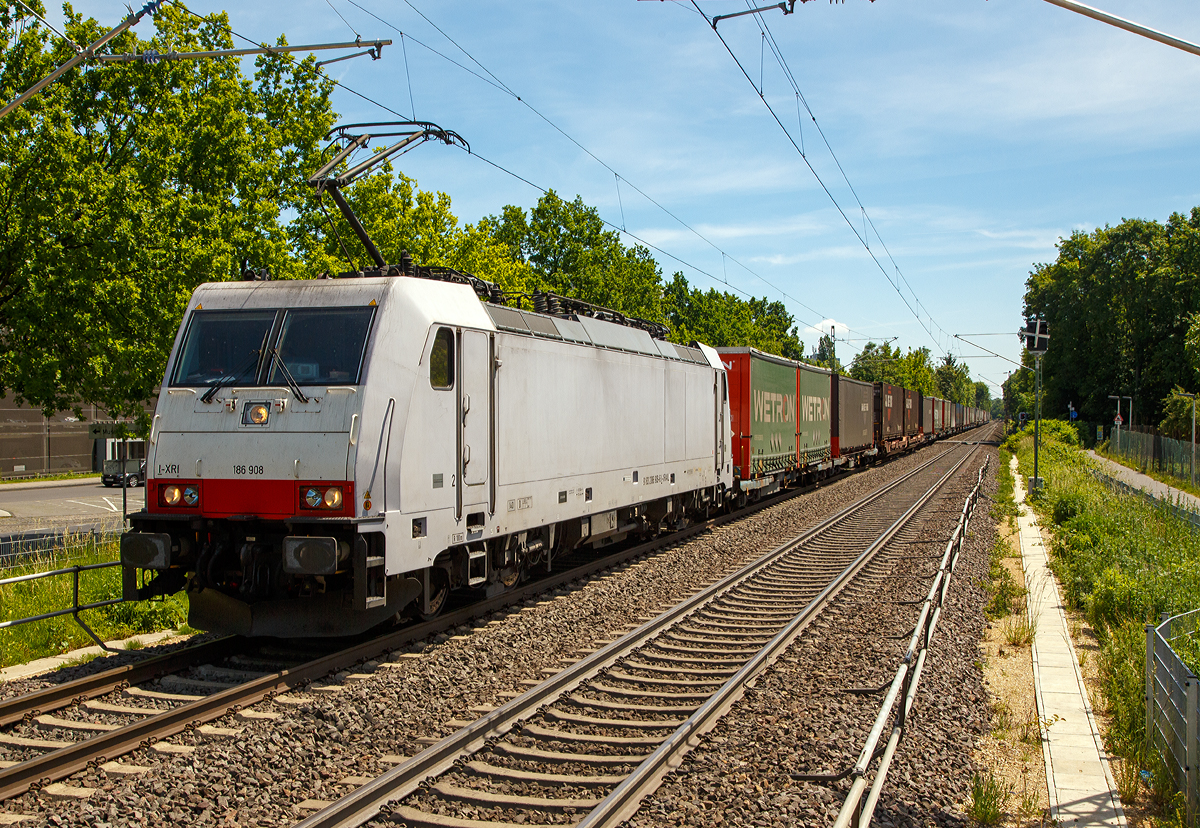 
Die für die Crossrail AG fahrende E 186 908 (91 83 2186 908-6 I-XRAIL, ex 91 80 6186 908-0 D-BTK) fährt am 01.06.2019 mit einem langen KLV-Zug durch den Bahnhof Bonn UN Campus (in Bonn-Gronau) in Richtung Norden.

TRAXX F140 MS(2E) wurde 2008 von Bombardier in Kassel unter der Fabriknummer 34363 für die CBRail (heute Macquarie European Rail Ltd, Luxembourg) gebaut. Die Multisystemlokomotive hat die Zulassungen bzw. besitzt die Länderpakete für Deutschland, Österreich, Schweiz und Italien. 

Nochmal liebe Grüße an den sehr freundlichen  Lokführer zurück, der mich freundlich mit Lichtsignalen begrüßte.