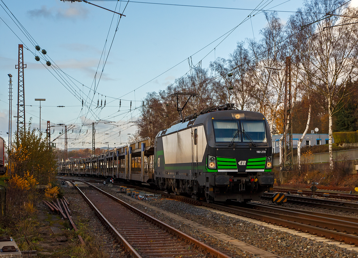 
Die für die LTE (Logistik- und Transport- GmbH, Graz) fahrende Siemens Vectron MS der ELL - European Locomotive Leasing 193 270 (91 80 6193 270-6 D-ELOC) fährt am 29.11.2019 mit einem leeren Autotransportzug durch Kreuztal in Richtung Süden.

Die Vectron MS wurde 2016 von Siemens Mobilitiy in München unter der Fabriknummer 22012 gebaut und an die ELL - European Locomotive Leasing geliefert, die sie an die TX Logistik AG vermietet hat. Diese Vectron Lokomotive ist als MS – Lokomotive (Multisystem-Variante) mit 6.400 kW konzipiert und zugelassen für Deutschland, Österreich, Ungarn, Polen, Tschechien, Slowakei und Rumänien.

Die Vectron MS hat folgende Leistungen:
Unter 15kV, 16,7Hz und 25kV, 50Hz Wechselstrom mit 6.400kW;
unter 3kV Gleichstrom mit 6.000kW sowie
unter 1,5kV Gleichstrom 3.500kW