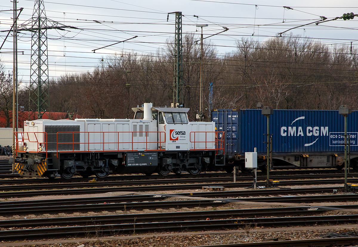 
Die fr die Sersa Group fahrende  LEA   275 008-1 (92 80 1275 008-1 D-DISPO) am 28.12.2017 mit einem Containerzug im Bahnhof Weil am Rhein.  

Die Vossloh G 1206 wurde 2007 unter der Fabriknummer 5001676 gebaut.