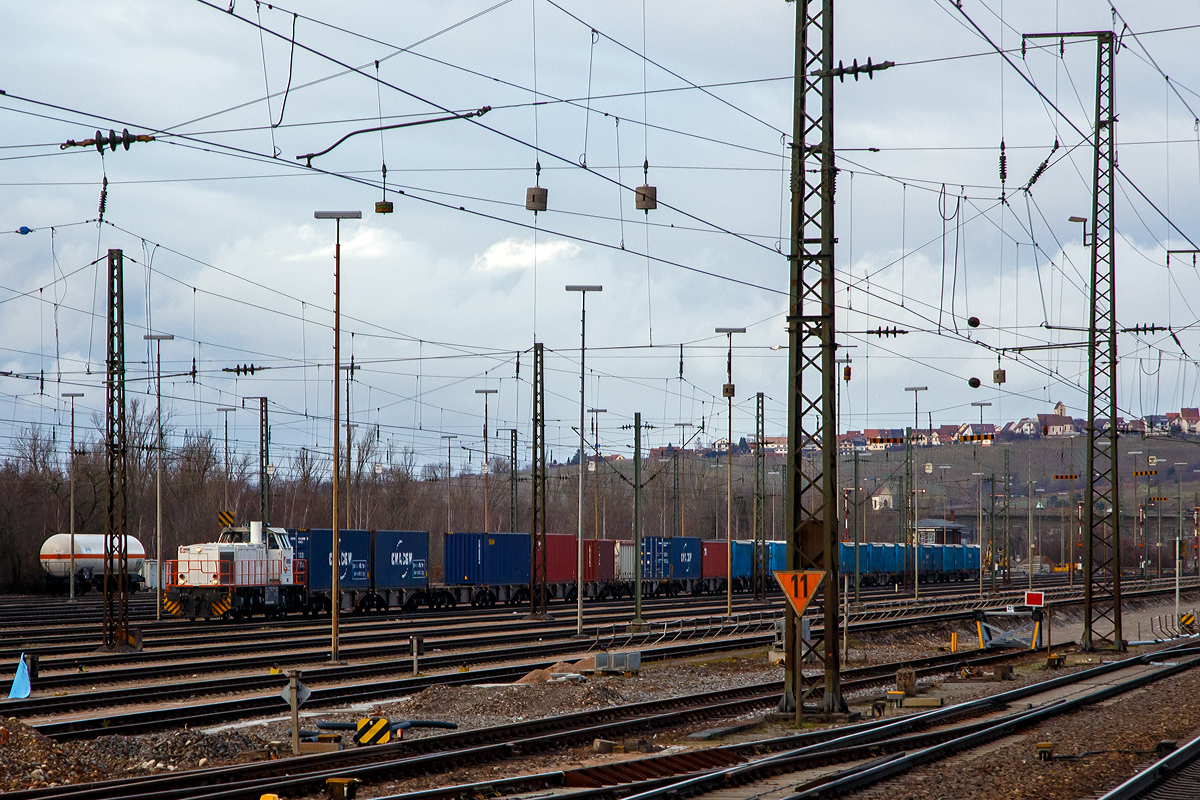 Die für die Sersa Group fahrende  LEA   275 008-1 (92 80 1275 008-1 D-DISPO) am 28.12.2017 mit einem Containerzug im Bahnhof Weil am Rhein.  

Die Vossloh G 1206 wurde 2007 von Vossloh in Kiel unter der Fabriknummer 5001676 gebaut.