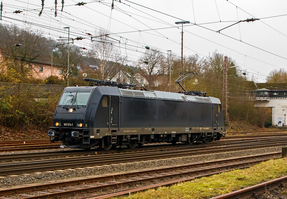 Die ganz „schwarze“ 185 574-1 (91 80 6185 574-1 D-DISPO) der Mitsui Rail Capital Europe GmbH fährt am 15.01.2022 als Lz durch Kreuztal in Richtung Hagen.

Die TRAXX F140 AC2 wurde 2006 von Bombardier in Kassel unter der Fabriknummer 34135 gebaut und an die MRCE Dispolok GmbH (München) geliefert. Sie hat die Zulassungen für Deutschland, Österreich und die Schweiz (D/A/CH).