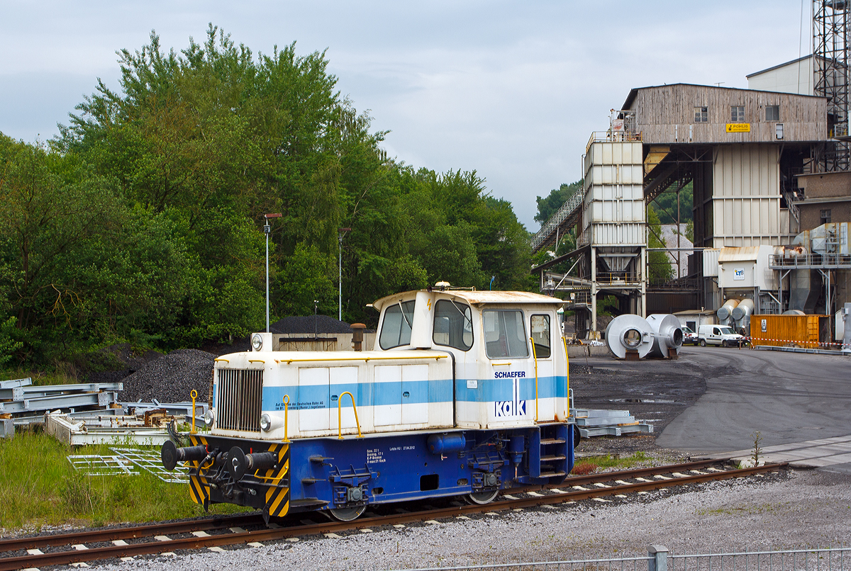 
Die Gmeinder Typ 130 PS Dieselhydraulische Rangierlokomotive der Schaefer Kalk GmbH & Co. KG, Werk Steeden, hier am 26.05.2014 in Runkel-Steeden.

Die Lok wurde 1963 von Gmeinder & Co. (Mosbach) unter der Fabriknummer 5254 gebaut und an die Rheinisch-Westflische Kalkwerke, Werk Stromberg als RWK Nr. 1 geliefert, nach der Stillegung des Kalkwerkes zum 01.07.2010 kam sie nach Steeden. 