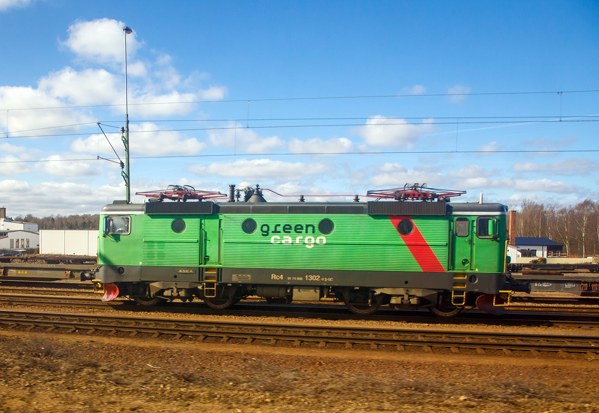 Die Green Cargo Rc4-1302 (91 74 000 1302-0 S-GC) am 22.03.2019 bei Hässelholm C aus dem Zug heraus fotografiert.