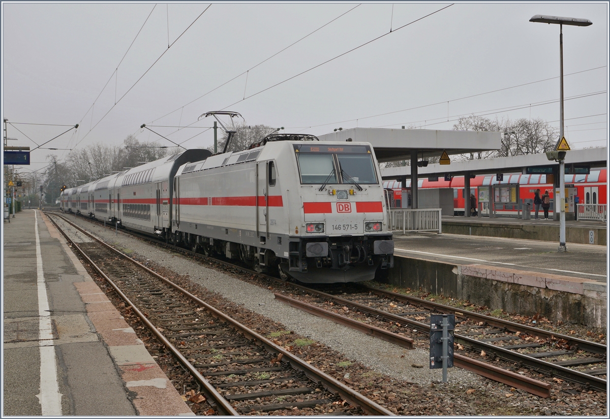 Die IC der Relation Stuttgart - Singen verbringen die Wartezeit zur Rückfahrt in Radolfzell, dabei wäre es doch sinnvoll, den Zug gleich bis Konstanz fahren zu lassen. Die DB 146 571-5 mit dem IC 2280 nach Stuttgart in Radolfzell.

19. März 2019