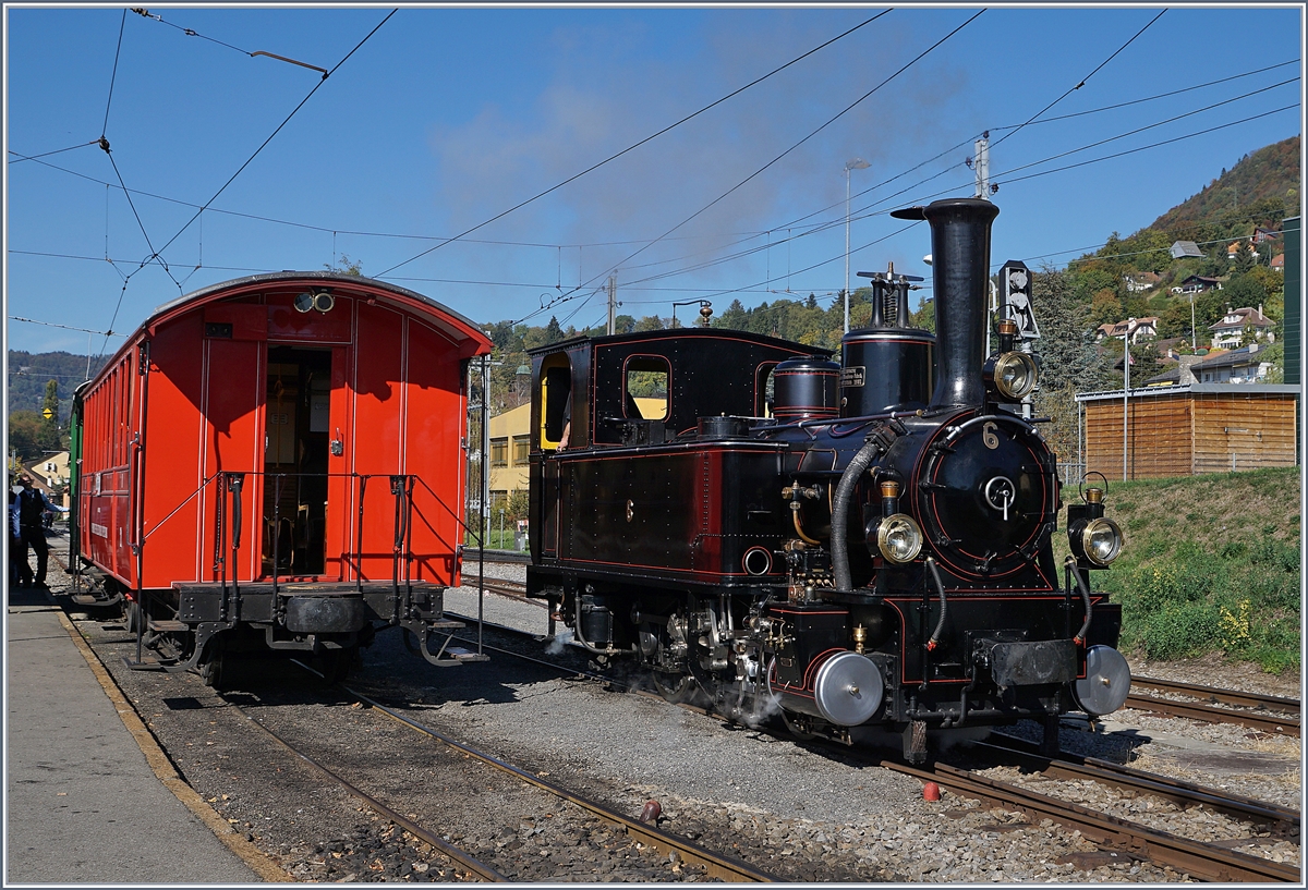 Die JS/BAM G 3/3 n° 6 (Baujahr 1901) umfährt in Blonay ihren Zug, um ihn anschliessend nach Chaulin zu ziehen.
15. Okt. 2018
