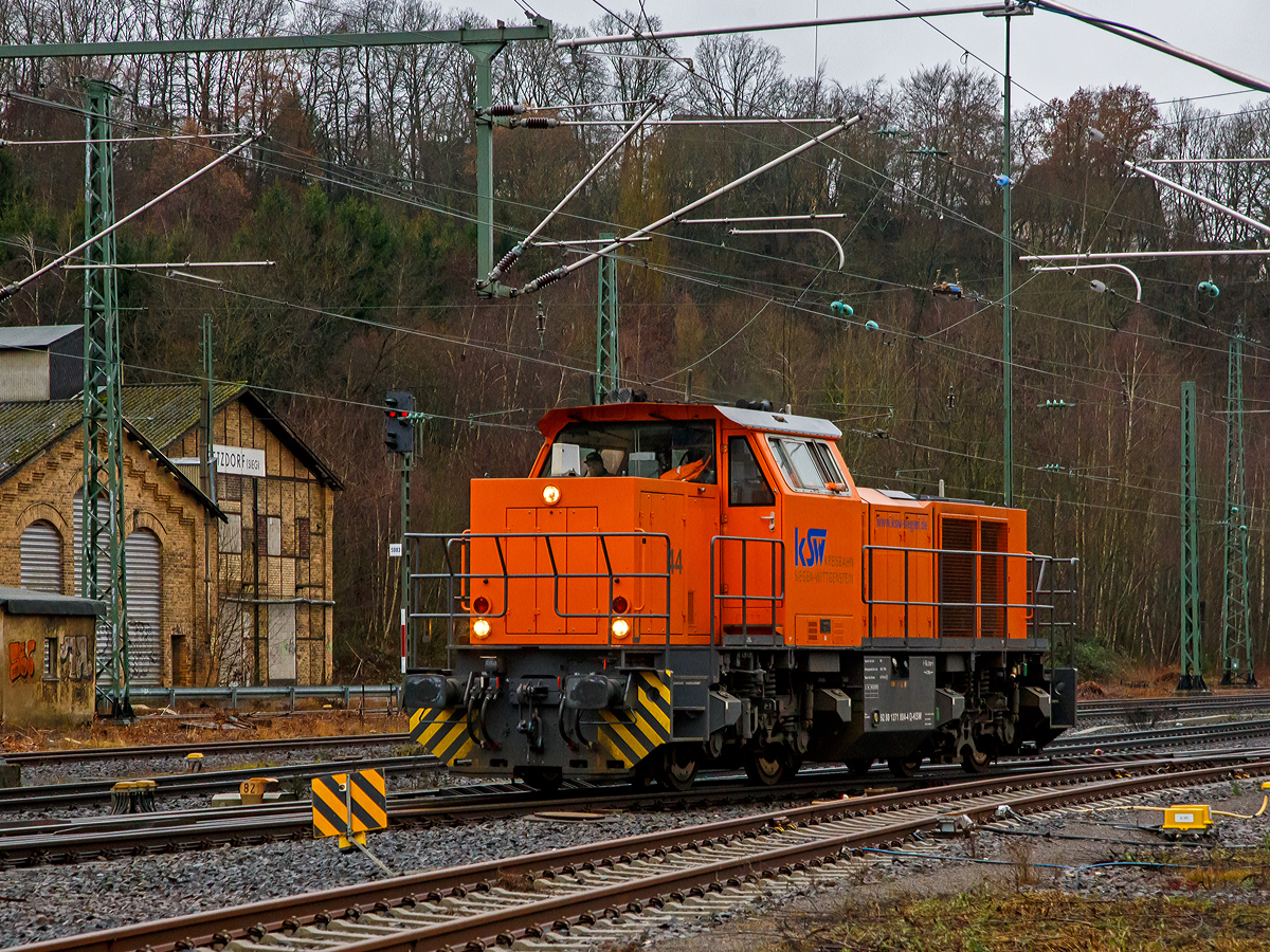 Die KSW 44 (92 80 1271 004-4 D-KSW) der KSW (Kreisbahn Siegen-Wittgenstein), die MaK G 1000 BB, fährt am 04.01.2022 als Lz vom Rbf Betzdorf (Sieg) nun nach Herdorf.

Die Lok 44 wurde 2003 unter der Fabriknummer 1001462 bei Vossloh gebaut und am 05.01.2004 an die SK - Siegener Kreisbahn GmbH geliefert, welche ab Ende 2004 nun als Kreisbahn Siegen-Wittgenstein (KSW) firmiert.

Die G 1000 ist eine vierachsige dieselhydraulische Lokomotive
für den schweren Rangier- und leichten Streckendienst. Die zuverlässige Vielzwecklokomotive ist mit modernster Technik ausgestattet und erfüllt daher die neuesten Vorschriften des Unfallschutzes. Die Anwendungsbreite der Lokomotive reicht vom leichten Rangierdienst in Einzeltraktion über den Einsatz als Streckenlokomotive in Mehrfachtraktion bis hin zum schweren Rangierdienst.

Mit der MaK G 1000 BB wird seit dem Jahr 2002 eine Lok für den Leistungsbereich unterhalb der G 1206 angeboten. Sie basiert auf der G 800 BB, von der außer dem kompletten Fahrwerk und Rahmen auch das Führerhaus und der hintere Vorbau übernommen wurden. Deutlich anders ist dagegen der vordere Vorbau, in dem Platz für den größeren Dieselmotor geschaffen wurde.

Technische Daten
Spurweite: 1435 mm
Achsfolge: B´B´
Länge über Puffer: 14.130 mm
Drehzapfenabstand: 6.700 mm
Radsatzabstand im Drehgestell: 2.400 mm
größte Breite: 3.080 mm
größte Höhe über Schienenoberkante: 4.225 mm
Raddurchmesser neu: 1.000 mm
kleinster befahrbarer Gleisbogen: 60 m
Dienstgewicht: 80 t
Bremse: Radscheibenbremse (Knorr), auf alle Räder wirkend
hydrodynamische Bremse
Bremsgewichte G/P: 65 t/96 t
Kraftstoffvorrat: 3000 l
Motor: MTU 8V 4000 R41L
Leistung: 1.100 kW (1.475 PS) bei 1.860 U/min
Strömungsgetriebe: Voith L4r4
Höchstgeschwindigkeit: 100 km/h