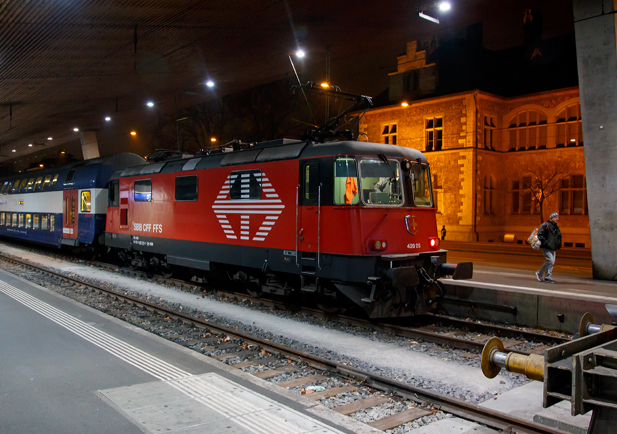 
Die LION Re 420 213-1 (91 85 4 Re 420 213-1 CH-SBB), ex SBB Re 4/4 II 11213, am 30.12.2015 mit einer S-Bahn in Zürich HB (Hauptbahnhof).

Bis Ende 2016 sollen insgesamt 30 Stück Re 4/4 II als Re 420 LION, für die Bedürfnisse der Zürcher S-Bahn, im  Industriewerk Bellinzona modernisiert werden. Sie kommen künftig in der Zürcher S-Bahn in Doppelstockzügen während der Hauptverkehrszeit zum Einsatz. Sie erhalten dabei eine Vielfachsteuerung Vst 6c (zusätzlich zur vorhandenen IIId), eine 18-polige UIC-Leitung, eine neue Verkabelung mit brandhemmendem Material, neue Batterieladegeräte, Geschwindigkeitsmessanlagen vom Typ Hasler TELOC 1500, Führerstandsanzeigen und Geschwindigkeitsanzeigern vom Typ Hasler SPEEDO. Äusserlich erkennbar sind die neuen LED-Scheinwerfer, Rechteck-Puffer, die WBL-85-Stromabnehmer (von den Re 460, die Stromabnehmer vom Typ Faiveley AX erhalten), die wegfallenden Chrombuchstaben «SBB–CFF» bzw. «SBB–FFS» und die neue Farbgebung, die an die der Re 460 angelehnt ist.