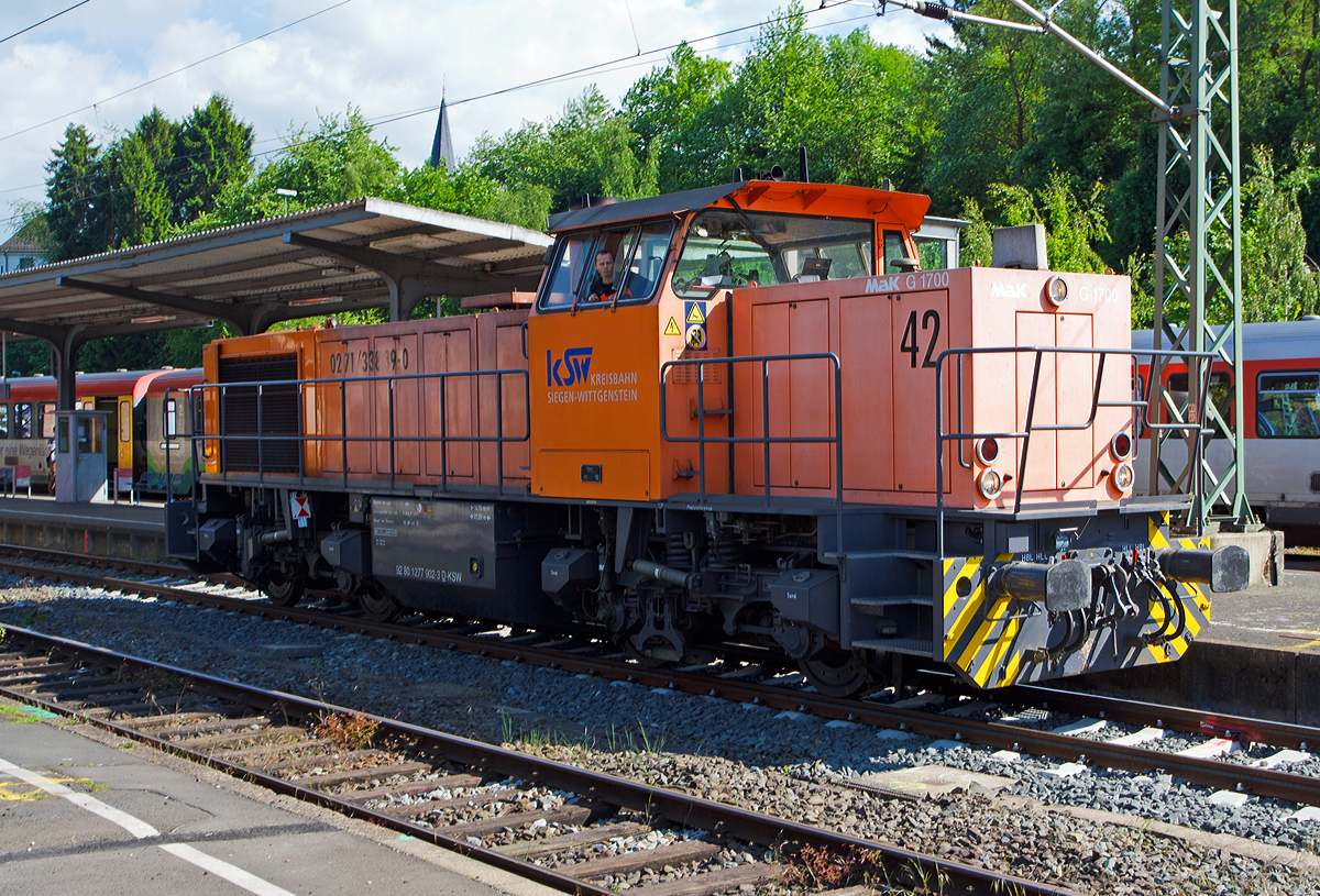 
Die Lok 42 (92 80 1277 902-3 D-KSW) der KSW (Kreisbahn Siegen-Wittgenstein) eine MaK 1700 BB kommt am 16.05.2014 als Lz von Herdorf in Betzdorf/Sieg an.