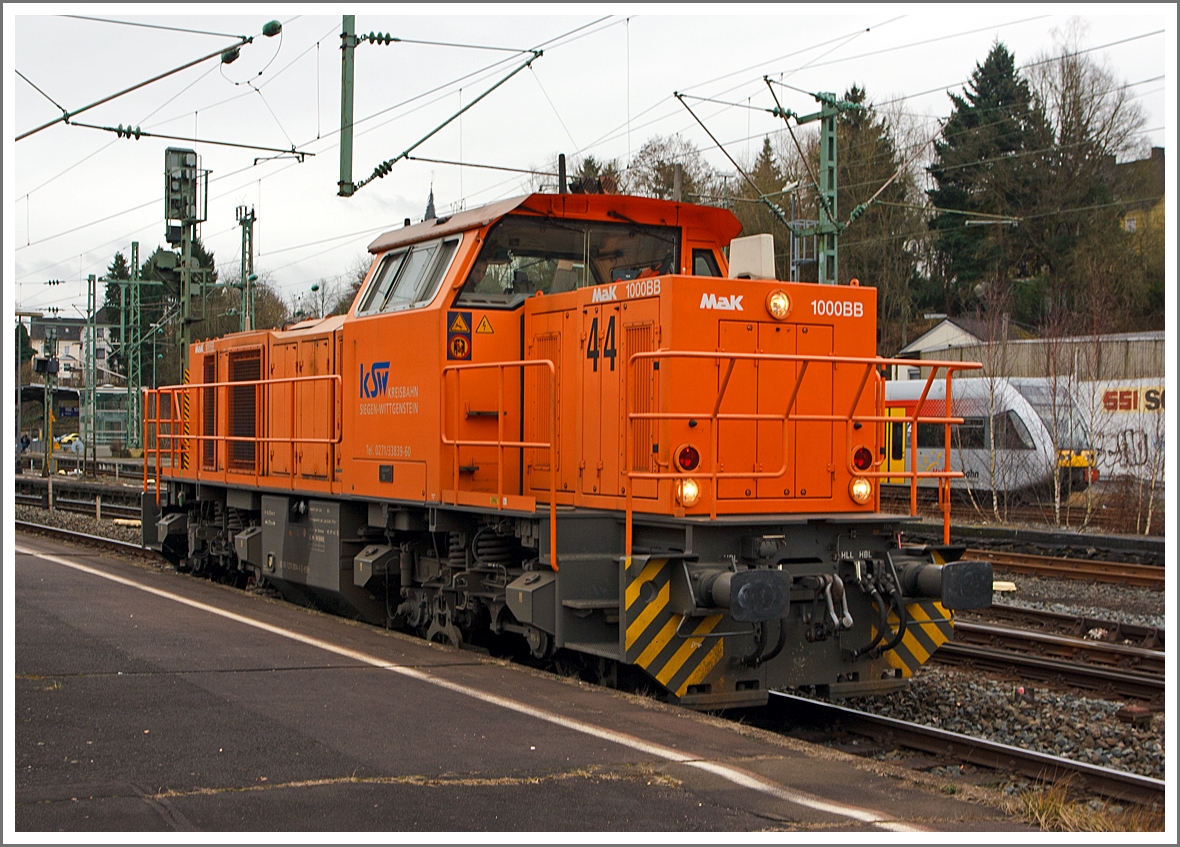 Die Lok 44 (271 004-4) ein MaK G 1000 BB der Kreisbahn Siegen-Wittgenstein (KSW) kommt am 14.02.2014 solo in Betzdorf/Sieg. Hier wied sie einen Güterzug übernehmen, um diesen dann nach Herdorf zu ziehen.

Die Lok wurde 2003 bei Vossloh unter der Fabriknummer 1001462 gebaut und am 05.01.2004 an die KSW ausgeliefert. Sie hat die NVR-Nummer 92 80 1271 004-4 D-KSW und EBA 02G23K 004. 