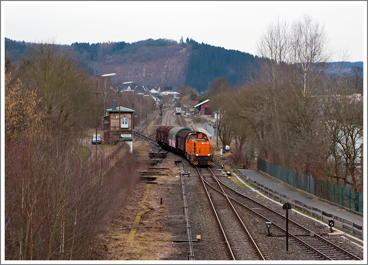 Die Lok 46 der Kreisbahn Siegen-Wittgenstein (KSW) kommt am 10.02.2014 mit einem ungewöhnlich kurzem Coil-Güterzug (3 Wagen) in Herdorf an. Die Weiche ist zum Rangierbahnhof der KSW gestellt.

Die Lok ist Vossloh G 1700-2 BB (eingestellt als 92 80 1277 807-4 D-KSW), sie wurde 2008 unter der Fabrik-Nr. 5001680 gebaut. 

Hinten im Bahnhof Herdorf hält gerade der VT 123 der vectus als Hellertalbahn.