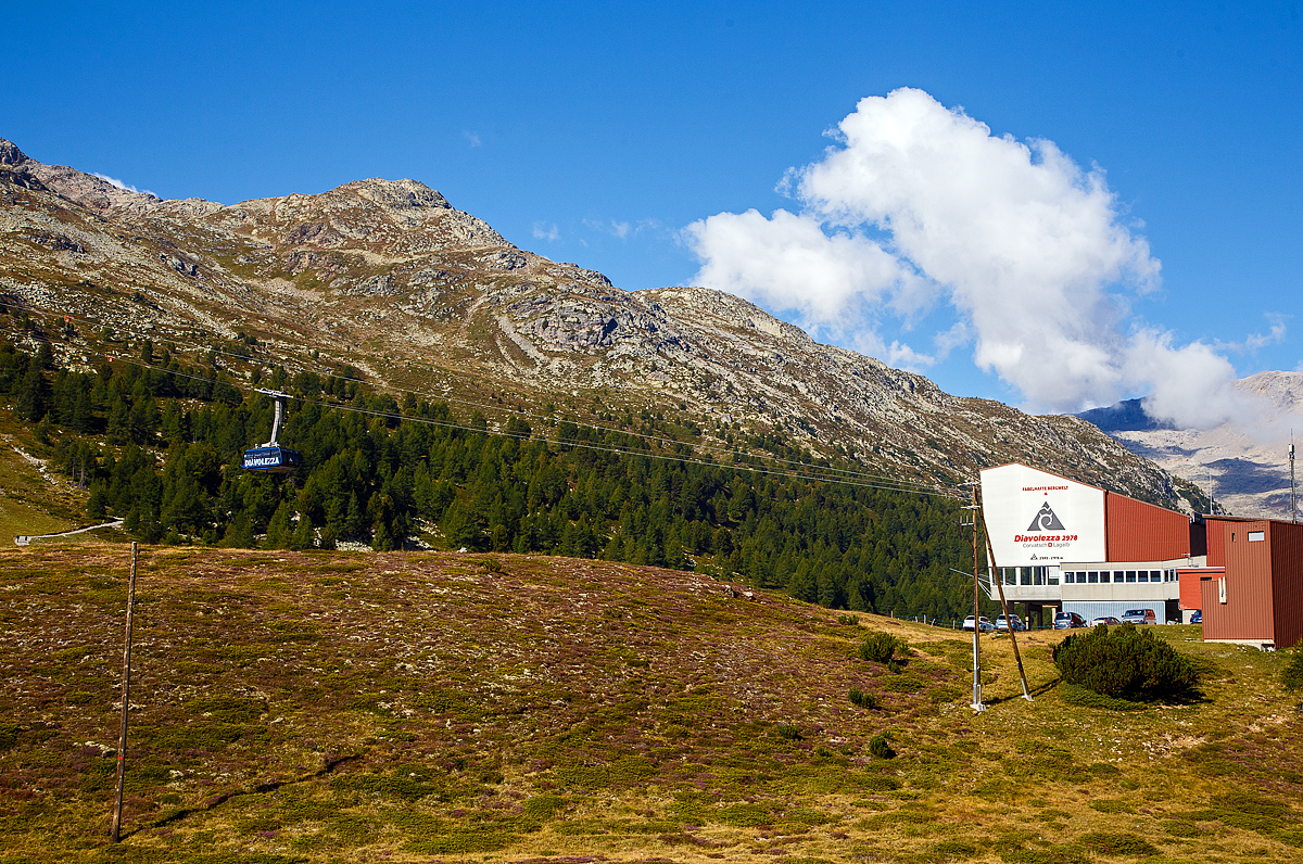 Die Luftseilbahn Diavolezza am 06.09.2021.

Auf der Westseite des Val Bernina führt die Luftseilbahn Diavolezza hinauf zur Diavolezza.  Die Diavolezza (rätoromanisch für Teufelin) ist ein Joch und Skigebiet auf dem Gemeindegebiet von Pontresina in Graubünden in der südöstlichen Schweiz. Sie hat eine Höhe von 2.958 m ü. M. und liegt südöstlich des Munt Pers (3.206 m ü. M.) in den Bernina-Alpen. Der Berg ist durch die Kabinenseilbahn vom oberengadinischen Val Bernina her ganzjährig erschlossen. An der Talstation (2.093 m ü. M.) der Seilbahn liegt die RhB Haltestelle Bernina Diavolezza (2.082 m ü. M.) der Berninabahn von Sankt Moritz nach Tirano. An der Bergstation (2.978 m ü. M.) gibt es ein Restaurant mit Bar und Aussichtsterrasse.

Die Bernina-Diavolezza wurde durch von Roll 1962 als 62er Kabinen-Seilbahn gebaut, 1980 erfolgte ein durch eine 125er Kabinen-Seilbahn von Garaventa, die wiederum 2012 durch eine 105er Kabinen-Seilbahn auch von Garaventa ersetzt wurde.

TECHNISCHE DATEN:
Länge: 3.574 m
Höhenunterschied: 882 m
Geschwindigkeit: 10 m/sec.
Fahrzeit: ca. 6:30 Minuten
Förderleistung: 800 Pers./h