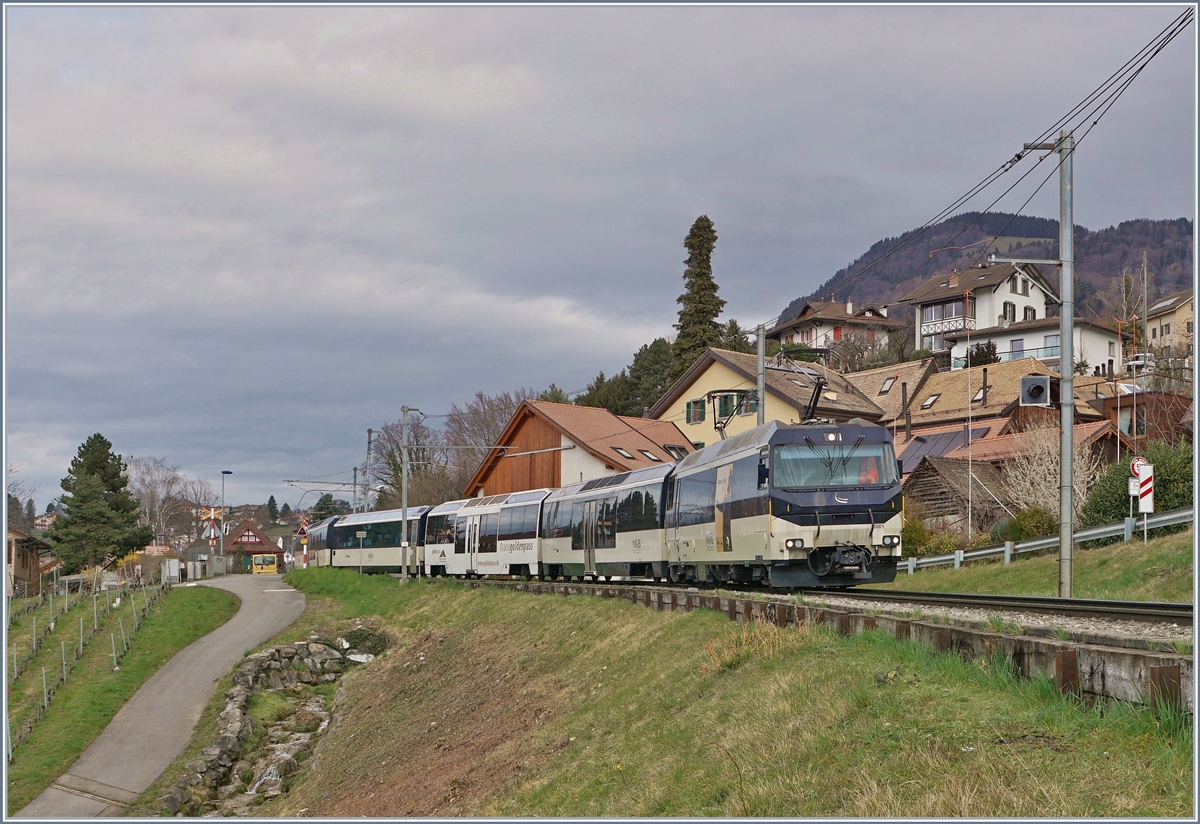 Die MOB Ge 4/4 8001 mit dem IR 2115 auf der Fahrt nach Montreux bei Planchamp, wo wie links im Bild zu sehen ist, bedeuten gerodet wurde, was dem Blick auf länger Züge zugute kommt, auch wenn dieser MOB Panoramic Express mit der Lok und sechs Wagen trotzdem nicht in der ganzen Länge zu sehen ist. 

12. März 2020