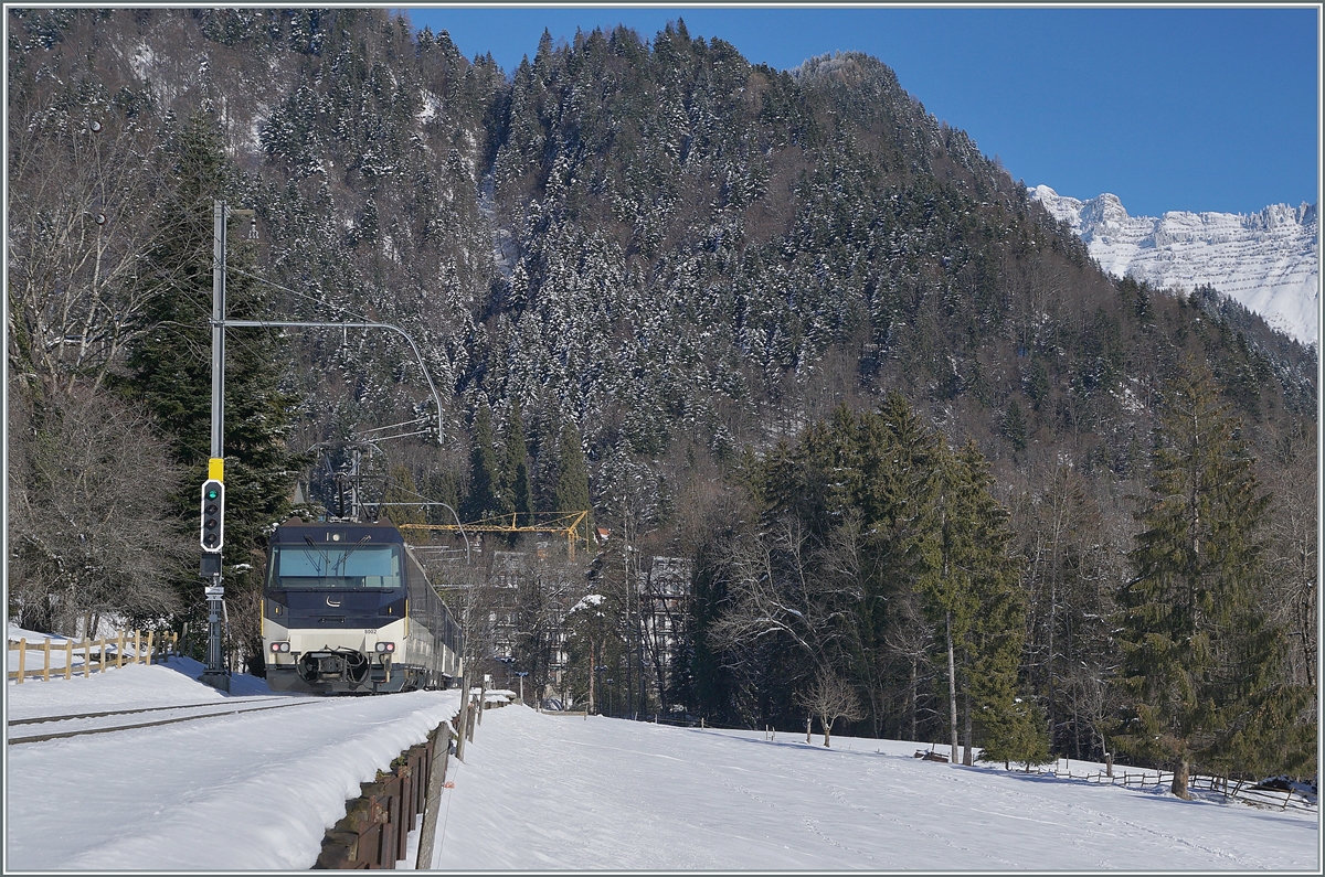 Die MOB Ge 4/4 8002 schiebt kurz vor Les Avants ihren Panoramic Express in Richtung Zweisimmen. 

11. Jan. 2022