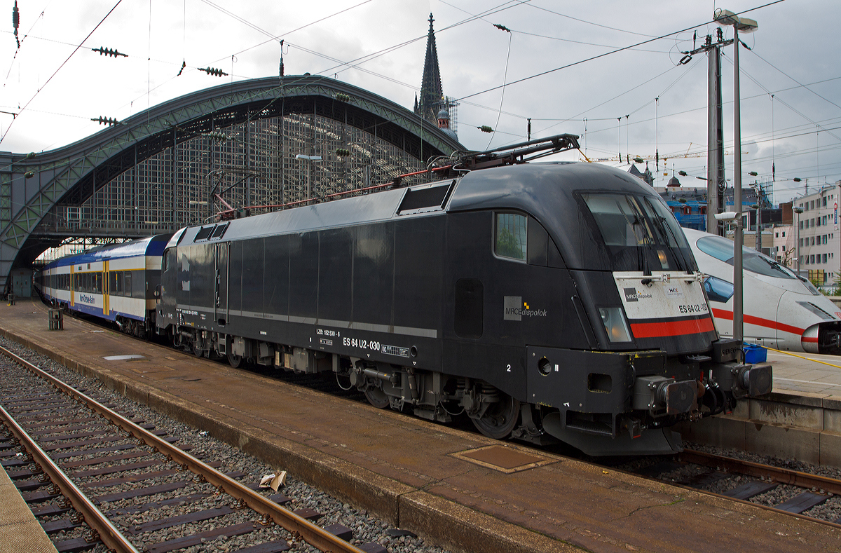 
Die MRCE Dispolok ES 64 U2-030 (91 80 6 182 530-6 D-DISPO) ist gerade (am 29.08.2014) mit dem Hamburg-Kln-Express (HKX 1800) in der Endstation Kln Hbf angekommen. Die Wagengarnitur bestand aus  Bombardier Married-Pair-Wagen der Nord-Ostsee-Bahn (NOB) eigentlich fr den Betrieb der Marschbahn. 