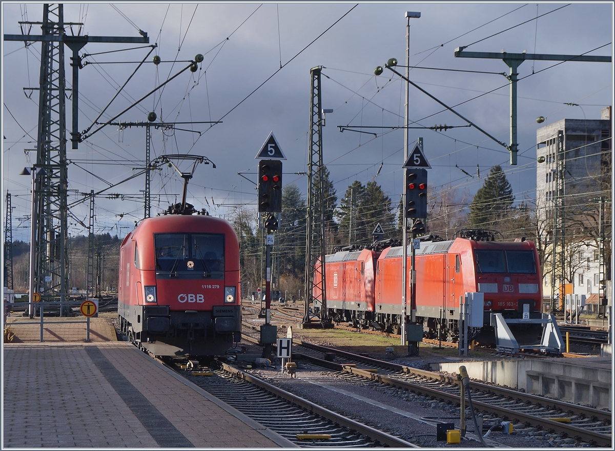 Die ÖBB 1116 279 übernimmt in Singen den IC 280 und erreicht hier das entsprechende Bahnsteiggleis. 
2. Jan. 2018