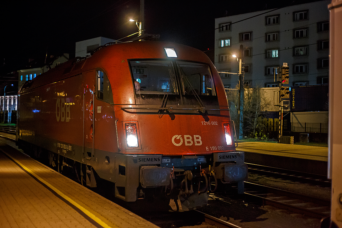 Die BB Taurus III 1216 002 / E 190 002  (91 81 1216 002-6 A-BB, 2.Besetzung) steht am 25.03.2022 um 20:53 Uhr im Innsbruck Hauptbahnhof, noch vor dem RegionalExpress  (REX 1829) ber den Brenner/Brennero nach Trento/Trient, wird gleich angekuppelt. Vom Brenner nach Trient wird er dann als R EG 1829 gefhrt, wir fuhren bis Gossensa/Colle Isarco mit.

Die Siemens ES 64 U4-A (Variante A fr sterreich, Deutschland, Italien und Slowenien) wurde 2006 unter der Fabriknummer 21090 von Siemens in Mnchen-Allach gebaut und an die BB (sterreichische Bundesbahnen) geliefert.

Eigentlich wollten wir von Wrgl bis Innsbruck mit dem BB Railjet (RJX 866 von Wien nach Bregenz) fahren, dieser wurde aber im DB Navigator mit Versptung angezeigt und dass der REX 1829 nicht warten wrde. So nahmen wir in Wrgl gleich den RegionalExpress REX 2 und waren frh genug in Innsbruck Hbf. Spter hatte dann doch dieser RegionalExpress  (REX 1829) ber den Brenner/Brennero nach Trento gewartet. Zum Brenner/Brennero fhrt spter jeweils um 22, 23 und 0.05 Uhr noch ein Regionalzug, aber nicht weiter in sdlicher Richtung.