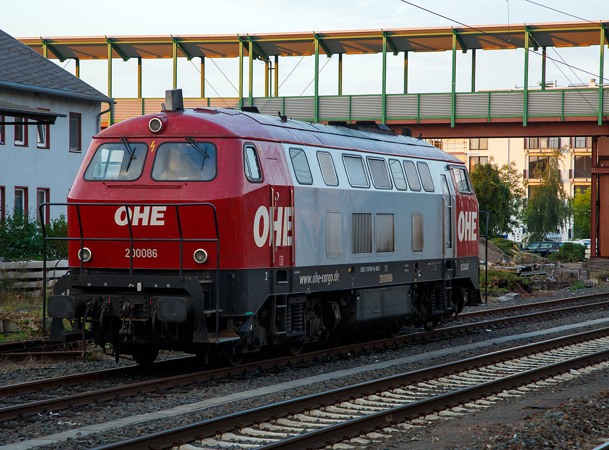 Die OHE-Cargo 200086 (92 80 1216 158-6 D-OHEGO), ex DB 216 158-6, steht am 23.09.2016 beim Bahnhof Gieen. 

Die Spenderlok (V 160) wurde 1968 von Henschel in Kassel unter der Fabriknummer 31318 gebaut und an die Deutsche Bundesbahn als 216 158-6 geliefert. Am 30.12.1998 erfolgte die Ausmusterung bei der DB und sie ging an die On Rail Gesellschaft fr Eisenbahnausrstung und Zubehr mbH in Mettmann, welche sie im Jahre 2000 bei der DB AG, AW Chemnitz zur heutigen DH 1504/5 umbauen lie. Im September 2000 ging die umgebaute Lok dann an die OHE - Osthannoversche Eisenbahnen AG in Celle, wo sie die Betreiberbezeichnung 200096 bekam. Im Jahr 2005 erhielt sie dann die heutige Betreiberbezeichnung 200086 und 2007 die NVR-Nummer 92 80 1216 158-6 D-OHE. Zur OHE Cargo kam sie 2012 und bekam die NVR-Nummer  92 80 1216 158-6 D-OHEGO.

Nach einem hnlichen Konzept wie die OnRail DH 1004 wurde fr die Mindener Kreisbahnen eine V 160 umgebaut, wobei von der Spenderlok das Fahrwerk mit Lokkasten und Getriebe verwendet wurde. Ein Ersatz des Lokkastens war nicht mglich, da er als tragendes Teil ausgefhrt ist.

Im Inneren der Lok wurden der Dieselmotor, die Fhrerstnde und die gesamten Hilfsbetriebe und Installationen erneuert. An beiden Enden wurden neue Bhnen angebracht, um dem Rangierpersonal, insbesondere bei der Benutzung der ebenfalls neuen Funkfernsteuerung, geeignete Standflchen zu bieten.

Auch diese Type wird von OnRail vertrieben. Whrend der Umbau der ersten beiden Loks (DH 1504/1 und DH 1504/2) als Auftragsarbeit bei VSFT durchgefhrt wurde, entstanden die weiteren vier Loks, wie diese hier im Werk Chemnitz der DB.

Warum man sie weiter unter der gleichen Baureihe (216) fhrt ist mir ein Rtsel, denn die Umbauten sind doch sehr massiv.

TECHNISCHE DATEN:
Spurweite: 1.435 mm (Normalspur)
Achsfolge: B´B´
Lnge ber Puffer: 16.800 mm
Drehzapfenabstand: 8.600 mm
Drehgestellachsstand:	2.800 mm
Raddurchmesser neu:	1.000 mm
Dienstgewicht: 80 t
Dieselmotor: MTU 12V4000R20
Dieselmotorleistung: 1.500 kW
Dieselmotordrehzahl: 1.800 1/min
Getriebe: Voith L821rs
Hchstgeschwindigkeit: 120 km/h
Kraftstoffvorrat: 3.800 l
umgebaute Stckzahl:	6

Die OHE (Osthannoversche Eisenbahnen AG) ist ein mehrheitlich in Besitz von der Netinera Deutschland GmbH befindliches Eisenbahnunternehmen mit Sitz in Celle. Die NETINERA, bis Mrz 2011 Arriva Deutschland ist ein Tochterunternehmen der italienischen Staatsbahn Ferrovie dello Stato Italiane.
