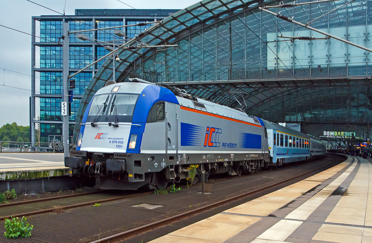 
Die PKP Intercity 5 370 010 eine EU 44  Husarz  (91 51 5370 010-8 PL-PKPIC 1251) fhrt am 26.09.2014 mit dem EC 47  Berlin-Warschau (Warszawa)-Express  von Gleis 12 aus dem Hauptbahnhof Berlin im Richtung Warschau los. 

Die Siemens ES64U4 (Taurus III) wurde 2009 von Siemens in Mnchen-Allach unter der Fabriknummer 21669 gebaut. Der PKP-Baureihe EU 44 wurde der Name Husarz (Husar) gegeben.  Mittlerweile tragen alle zehn Husarz-Maschinen die Bezeichnung PKP Intercity 5 370 001 bis 010. Sie kommen mit Eurocity-Zgen auch nach Berlin.

Die ES64U4 ist eine schnellfahrende Mehrsystemlokomotive fr das europische AC- und DC-Schienenverkehrsnetz. Sie erweitert die Siemens EuroSprinter-Familie („ES“) im hohen Dauerleistungsbereich von bis zu 6.400 kW („64“) mit den vorhandenen schnellfahrenden Mehrsystem-Universallokomotiven („U“) fr AC-Netze sowie den vorhandenen Gterzug-Mehrsystemlokomotiven fr AC- und DC-Netze. 
Diese ES64U4 der PKP Baureihe EU 44 ist fr den Betrieb in folgenden Stromsystemen geeignet:
AC 15 kV 16,7 Hz
AC 25 kV 50 Hz
DC 1,5 kV
DC 3 kV
Die EuroSprinter-Familie markiert den modernsten Stand der Drehstrom-Antriebstechnik fr Universallokomotiven der hchsten Leistungsklasse. 

Am 2. September 2006 stellte die Lokomotive 1216 050, welche sich zu diesem Zeitpunkt noch im Besitz von Siemens befand (und bei der BB spter als 1216 025 gefhrt wurde), auf der Neubaustrecke Nrnberg–Ingolstadt einen Weltrekord fr konventionelle Lokomotiven auf. Sie erreichte im ersten Versuch 344 km/h und im zweiten Versuch 357 km/h und berbot damit beide Male den Rekord  der SNCF BB 9004 aus dem Jahre 1955 (331 km/h).

Technische Daten:
Spurweite: 1.435 mm
Achsfolge: Bo’Bo’
Lnge ber Puffer:19.580 mm
Breite: 3.019 mm
Drehzapfenabstand: 9.900 mm
Radsatzabstand im Drehgestell: 3.000 mm
Eigengewicht: 87 t
Dauerleistung:
6.400 kW (8704 PS) bei AC 25 kV und AC 15 kV
6.000 kW bei DC 3 kV
3.000–4.200 kW bei DC 1,5 kV
Hchstgeschwindigkeit: 230 km/h (in Polen zugel. 160 km/h)
Anzahl der Fahrmotoren:  4
Antrieb: Kardan-Hohlwellen-Antrieb
Anfahrzugkraft: 300 kN
Dauerzugkraft: 250 kN
Raddurchmesser: 1.150 mm / 1.070 mm (neu/abgenutzt)