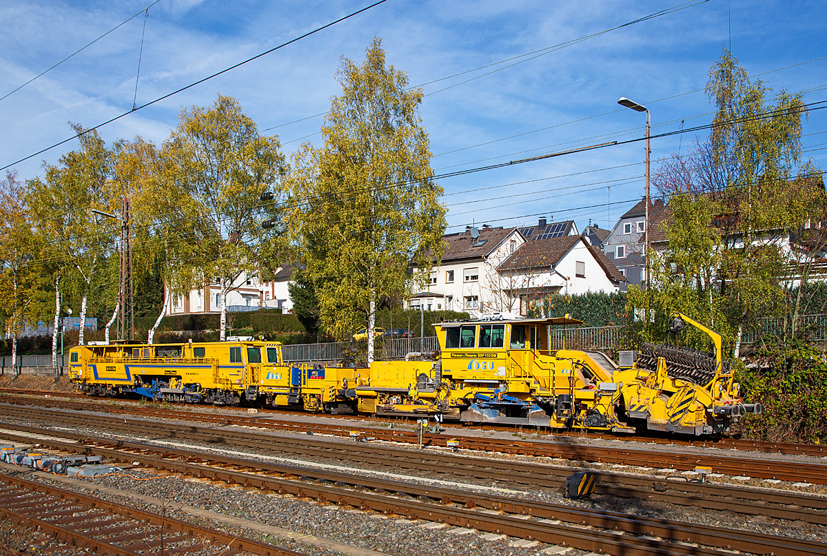 
Die Plasser und Theurer Zweischwellenstopfmaschine 09-32 CSM (Schweres Nebenfahrzeug Nr. 97 40 68 550 17-3) und die Plasser & Theurer Schotterverteil- und Planiermaschine SSP 110 SW (Schweres Nebenfahrzeug Nr. 97 16 46 519 18 - 3) der DGU (Deutsche Gleisbau Union), beide von der DGU - Deutsche Gleisbau Union (Koblenz), sonnen sich am 21.10.2018 in Kreuztal, wo sie abgestellt waren.