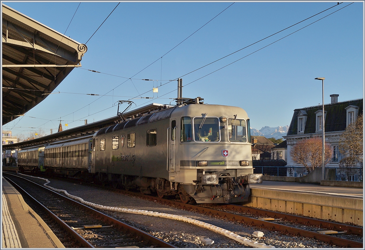 Die railadventure Re 6/6 16003 (91 854 620 003-4 CH-RADVE) hat in Lausanne zwei Firmen eigene Güterwagen aus Villeneuve übernommen, mit welchen auf der Hinfahrt ein Twindexx Speisewagen ins Bombardier Werk überführt wurde und verlässt nun Lausanne.

20. Februar 2020
