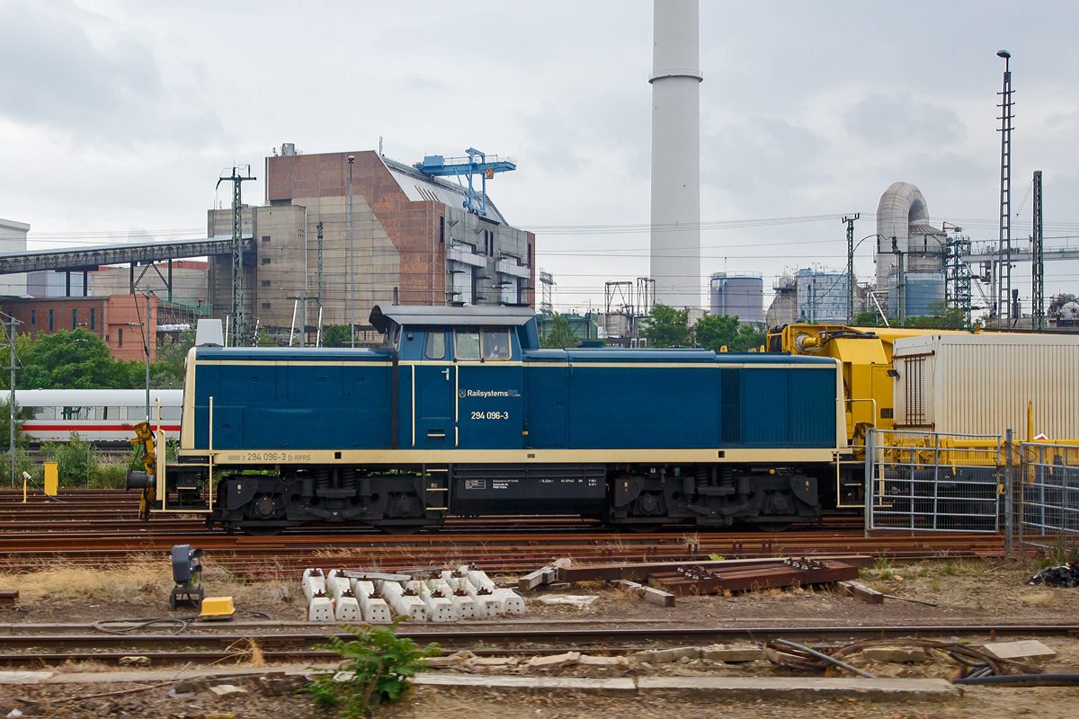 
Die Railsystems RP 294 096-3 (98 80 3294 096-3 D-RPRS), ex DB 290 096-7, steht am 24.06.2017 im Osten von Berlin. 

Aufgenommen aus einem Zug heraus. Die V 90 wurde 1968 von Deutz unter der Fabriknummer 58326 gebaut.