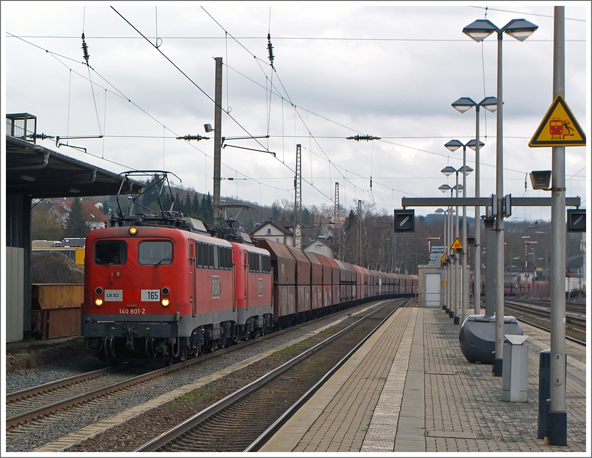 Die RBH 165 (140 801-2) und die RNH 164 (140 799-8) ziehen am 07.03.2013 einen leeren Kohlezug (Fals/Faals Ganzzug) durch den Bahnhof Kreuztal in Richtung Hagen.