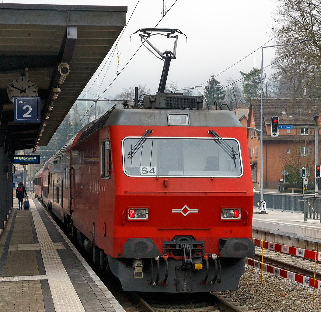 Die Re 456 545-3, SZU Bezeichnung Re 545 (91 85 4 456 106-4 CH-SZU) der SZU Sihltal Zürich Uetliberg Bahn AG mit der S4 Sihltalbahn fährt am 30.12.2015 vom Bahnhof Zürich-Leimbach weiter in Richtung Sihlwald.

Die KTU-Lok wurde 1993 von der SLM Winterthur (Schweizerische Lokomotiv- und Maschinenfabrik) unter der Fabriknummer 5579 gebaut, der elektrische Teil ist von ABB.

Die SLM Re 456 ist eine vierachsige Lokomotive in Umrichtertechnik, die in den späten Achtzigerjahren von SLM und BBC (später ABB) entwickelt und für Schweizer Privatbahnen konstruiert wurde. Die Lokomotive wird daher gelegentlich als KTU-Lok bezeichnet, kurz für  Konzessionierte Transport-Unternehmungen  (KTU).

Technische Daten:
Spurweite: 1.435 mm (Normalspur)
Achsfolge: Bo' Bo'
Dauerleistung: 3.200 kW
Höchstgeschwindigkeit: 130 km/h
Gewicht:  68.0 t 
Länge über Puffer: 16.600 mm
Kleinster befahrb. Gleisbogen: R 150 m
Fahrleitungsspannung: 15000 V, 16.7 Hz ~