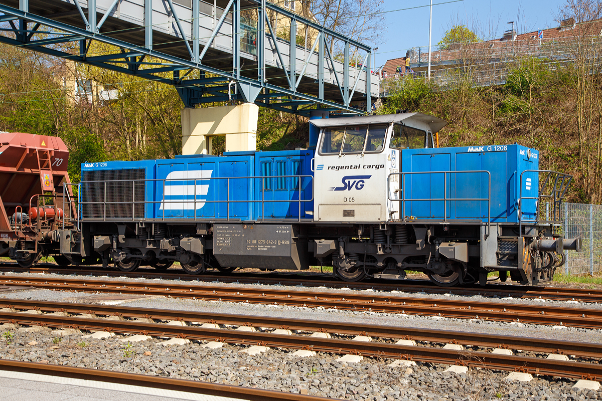 
Die Regental Cargo D5 bzw. 275 842-3 (92 80 1275 842-3 D-RBG), eine Vossloh MaK G 1206 vermietet an die SVG (Stauden Verkehrs Gesellschaft), abgestellt mit einem Weiacher Kieszug am 09.04.2017 beim Bahnhof Marburg an der Lahn.

Die MaK G 1206  wurde 2002 von Vossloh in Kiel unter der Fabriknummer 1001142, fr die RBG - Regental Bahnbetriebs-GmbH (Viechtach) gebaut und bekam die Betreibernummer D 05.

Im Zuge der fortschreitenden Liberalisierung des Schienenverkehrs in Deutschland zeichnete sich Ende der 1990er Jahre ein zunehmender Bedarf an Streckentauglichen Diesellokomotiven. Bei zahlreichen Bahnen bestanden damals berlegungen, Verkehrsleistungen ber das eigene Netz hinaus auf Gleisen der DB AG eigenstndig zu erbringen, was in den folgenden Jahren auch vielfltig realisiert wurde.

Mit der G 1206 stand zwar im Prinzip schon eine fr diese Einstze geeignete Maschine zur Verfgung, jedoch gab es an der Maschine noch Verbesserungspotential, das nun genutzt wurde. Inzwischen standen in der bentigten Leistungsklasse neu entwickelten Motoren zur Verfgung, die mit 12 statt 16 Zylindern auskommen. Statt des in den Lokomotiven fr die Dortmunder Eisenbahn verwendeten neuen MTU-Motors entschied man sich fr die kommende Serienproduktion aber fr einen technisch hnlichen Motor von Caterpillar, den 3512B. Im Zuge der Anpassung der Lok an diesen Motor erhielt sie geringfgig breitere Motor- und hhere Getriebehauben, wodurch sich diese Loks schon uerlich von ihren Vorgngern unterscheiden.

Ebenfalls berarbeitet wurde das Fahrwerk. Hier kamen weiterentwickelte Drehgestelle mit Lenkerfhrung fr eine Hchstgeschwindigkeit von 100 km/h zum Einsatz. Die Radstze werden bei diesen Drehgestellen nicht mehr von einer Gleitplattenfhrung sondern von verschleifreien Lenkern gefhrt. Damit konnte nicht nur das Laufverhalten verbessert und damit die Hchstgeschwindigkeit gesteigert, sondern auch die Fhrung von Drehgestell und Radsatz weitgehend verschleifrei ausgefhrt werden. Fr den Antrieb wurden nicht mehr die Radsatzgetriebe aus eigener Fertigung verwendet, sondern welche von ZF mit einer fr die Hchstgeschwindigkeit besser geeigneten bersetzung.

Technische Daten:
Spurweite: 1.435 mm
Achsfolge : B´B´
Lnge ber Puffer: 14.700 mm
Drehzapfenabstand: 7.200 mm
Drehgestellachsabstand: 2.400 mm
grte Breite: 3.080 mm
Hhe ber Schienenoberkante: 4.220 mm
Raddurchmesser neu: 1.000 mm
kleinster befahrbarer Gleisbogen: 60 m
Dienstgewicht: 88t
Kraftstoffvorrat: 3.150 l
 Motor: Caterpillar 12 Zylinder 4-Takt Dieselmotor mit Abgasturbolader und Ladeluftkhlung vom Typ 3512B DI TA
Motorleistung: 1.500 kW bei1.800 U/min
Strmungsgetriebe: Voith L5r4zU2
Hchstgeschwindigkeit 100 km/h
max. Schleppgeschwindigkeit : 80 km/h
kleinste Dauerfahrgeschwindigkeit: 10 km/h