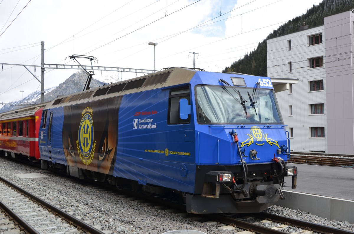 Die RhB Ge 4/4 III Nr. 652 mit Werbung für den Hockey Club Davos im Bahnhof Davos Platz am 13.05.2014.
