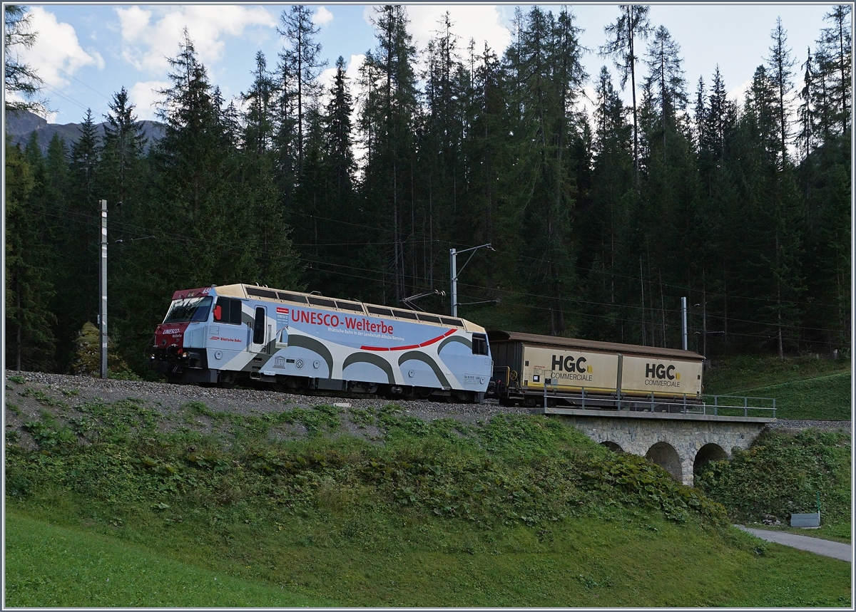 Die RhB Ge 4/4 III 650 mit einem Mini-Güterzug auf der mittleren Stufe oberhalb von Bergün.
14. Sept. 2016