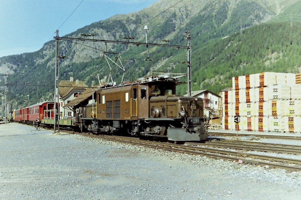 Die RhB Ge 6/6 I 412 in Zernez. September 1993 