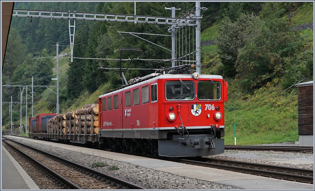 Die RhB Ge 6/6 II 706 mit einem Güterzug Richtung Samedan beim Kreuzungshalt in Bergün Bravuogn.
15.09.2016