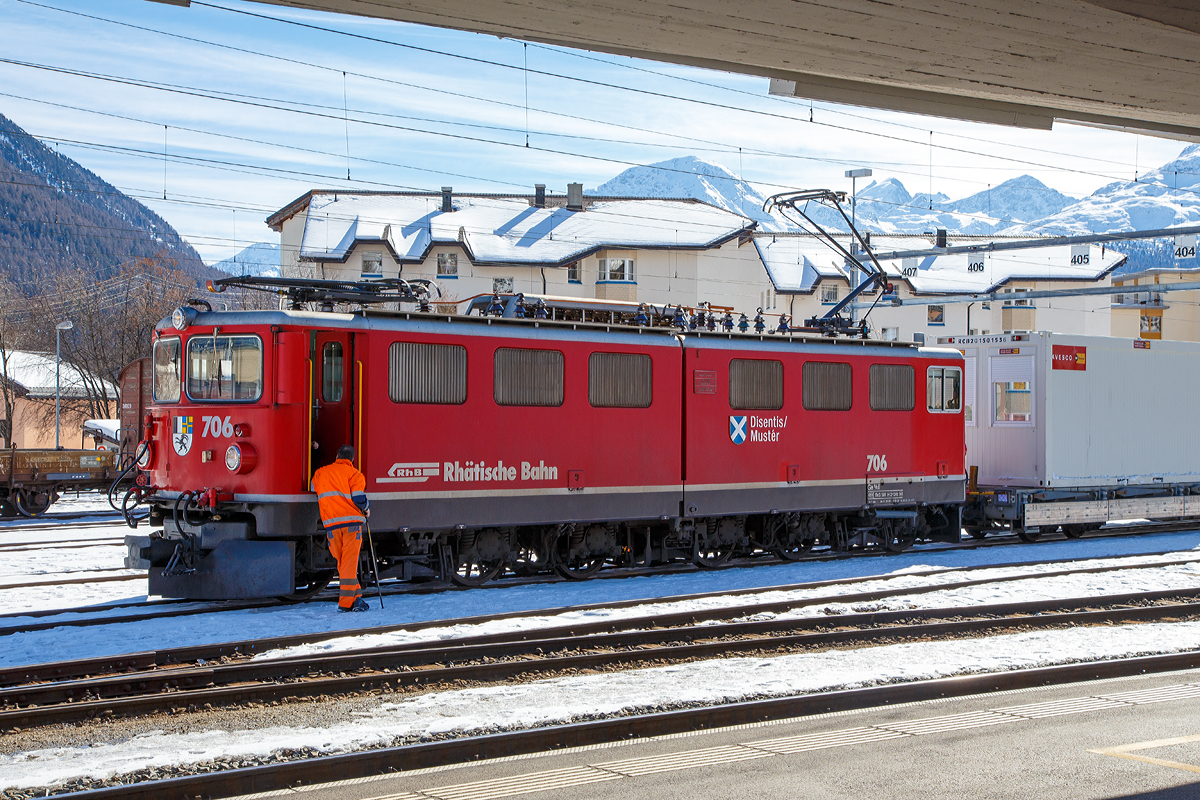 
Die RhB Ge 6/6 II 706 „Disentis/Mustér“  mit einem Güterzug am 20.02.2017 im Bahnhof Samedan.

Die Ge 6/6 II ist eine schwere Elektrolokomotive der Rhätischen Bahn (RhB). Die sechsachsigen Maschinen (Achsformel Bo'Bo'Bo') werden meistens im Güterzugdienst eingesetzt.

Zur Verstärkung des Lokomotivparks bestellte die RhB Mitte der 50er Jahre des vergangenen Jahrhunderts bei der schweizerischen Industrie eine leistungsstarke sechsachsige Gelenklokomotive. Zahlreiche Komponenten dieser Fahrzeuge mit geteiltem Lokomotivkasten wurden von der Ge 4/4 I übernommen.
Mitte 1958 erfolgte die Auslieferung der ersten beiden Prototypen. Die folgende Serie von fünf weiteren Fahrzeugen wurde 1965, mit leicht geänderter Front ohne Übergangstür, ausgeführt. Diese wurde bei den beiden Prototypen 1968/69 zugeschweißt. Ein Umbau der Front entsprechend der Serie 703 - 707 erfolgte jedoch erst Ende der 80er Jahre. Ab 1985 wurden die ersten Maschinen umlackiert und tragen seitdem eine rote Lackierung. 1998 erfolgte, wie zuvor schon bei den Ge 4/4 I, ein Austausch der Scherenstromabnehmer durch moderne Einholmstromabnehmer.

Über weite Jahre wurden diese Fahrzeuge hauptsächlich vor den Schnellzügen zwischen Chur und St. Moritz eingesetzt. Diese Aufgabe haben inzwischen die modernen Umrichterlokomotiven Ge 4/4 III übernommen. So sieht man sie heute meistens im Güterzugdienst.

Technisch entsprechen die Maschinen dem damaligen Stand: (Niederspannungs-) Stufenschalter und Einphasen-Reihenschlussmotoren. Die äußeren beiden Drehgestelle und die Fahrmotoren können mit den Ge 4/4 I ausgetauscht werden. Das Kastengelenk zwischen den beiden Lokhälften erlaubt nur vertikale Bewegungen. 

Technische Daten
Bezeichnung: Ge 6/6 II
Betriebsnummern: 701 - 707
Hersteller Kasten und Drehgestelle: SLM
Hersteller Elektrik: BBC, MFO
Baujahre: 1958 (701 und 702), 1965 (703 bis 707)
Anzahl Fahrzeuge: 7
Spurweite: 1.000 mm
Achsanordnung: Bo'Bo'Bo'
Länge über Puffer: 14.500 mm
Breite: 2.650 mm
Drehzapfenabstand: 8.600 mm (Der äußeren Drehgestelle)
Gesamtradstand: 11.100 mm
Achsabstand im Drehgestell: 2.500 mm
Triebraddurchmesser (neu): 1.070 mm
Dienstgewicht: 65,0 t
Höchstgeschwindigkeit: 80 km/h
Anhängelast: bei 45 ‰ 205 t / bei 35 ‰ 280 t
Fahrleitungsspannung: 11 kV, AC 16,7 Hz
Anzahl Fahrmotoren: 6 Stück (Typ 8SW570)
Max. Leistung am Rad: 1.776 kW (2.414 PS)
Max. Zugkraft am Rad: 213,9 kN
Dauerzugkraft am Rad: 135,4 kN
Getriebeübersetzung: 1 : 5,437