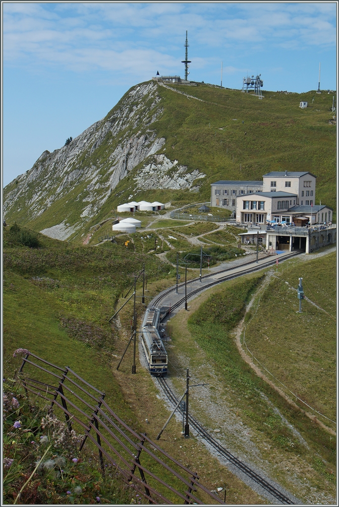 Die Rochers de Naye Gipfelstation mit einem Beh 4/8. 
4. Sept. 2014