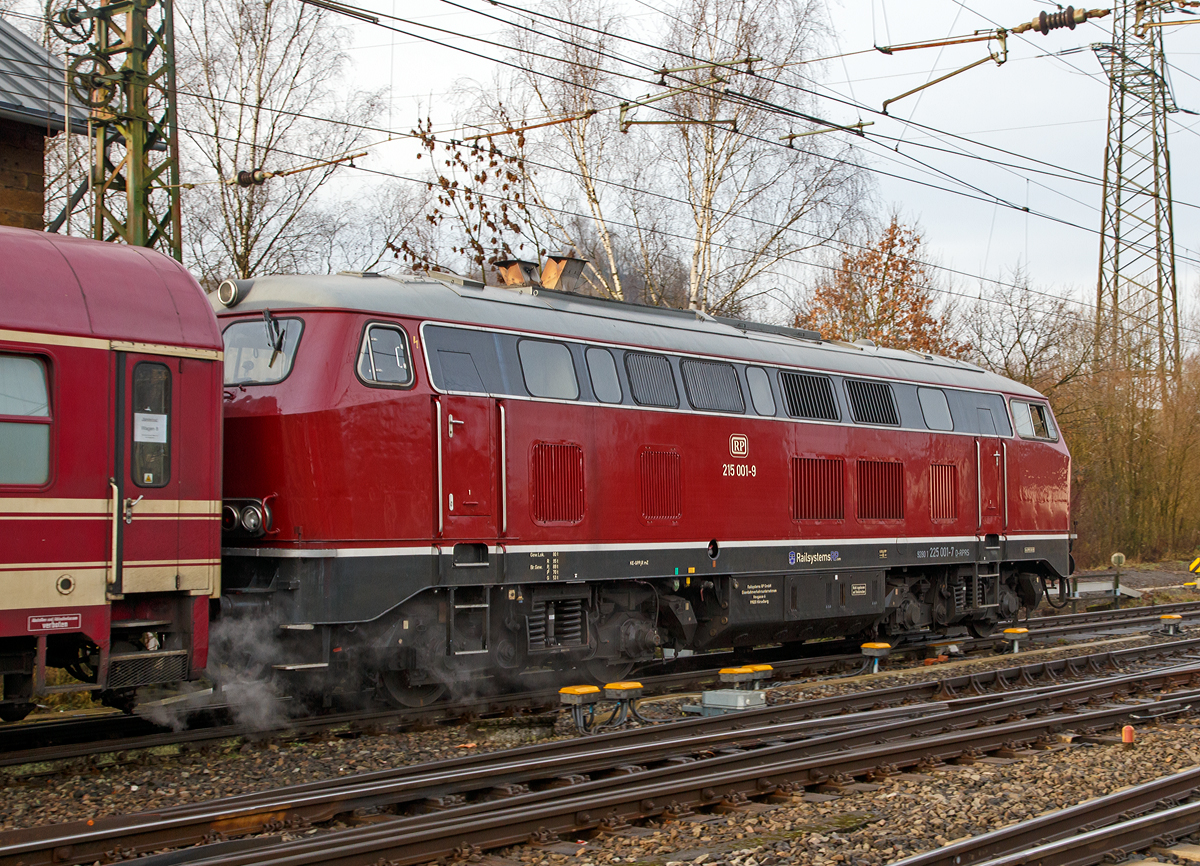 
Die RP 215 001-9 (eigentlich 92 80 1225 001-7 D-RPRS) der Railsystems RP GmbH, ex DB 225 001-7, ex DB 215 001-9, am 05.12.2015 als Schublok von dem Dampfsonderzug Mnster - Hagen - Gieen - Marburg/Lahn (DPF 79385) bei der Einfahrt in den Bahnhof Kreuztal.