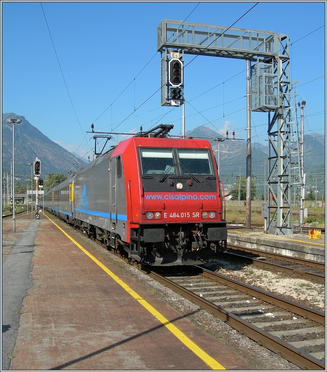 Die von SBB Cargo an  Cisalpino SA  vermietete SBB Re 484 015 erreicht mit einem CIS EC nach Milano den Bahnhof von Domodossola. 

10. Sept. 2007