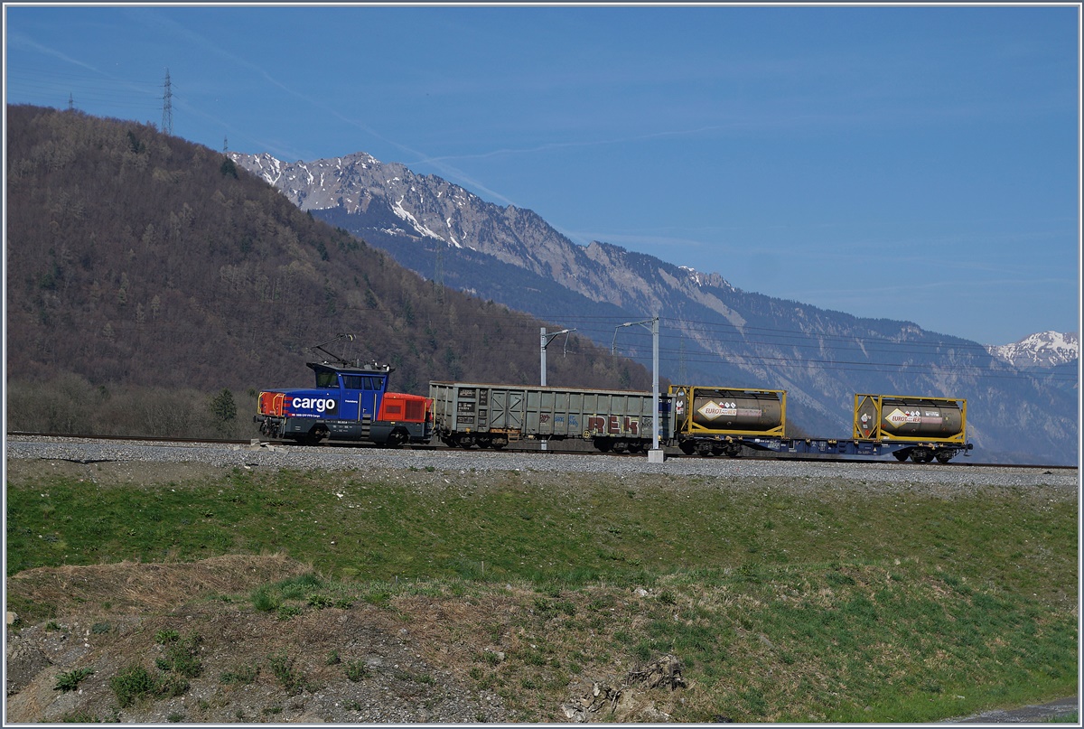 Die SBB Cargo Eem 923 017-8 mit eine kurzen Güterzug kurz vor St-Maurice.
27. März 2017