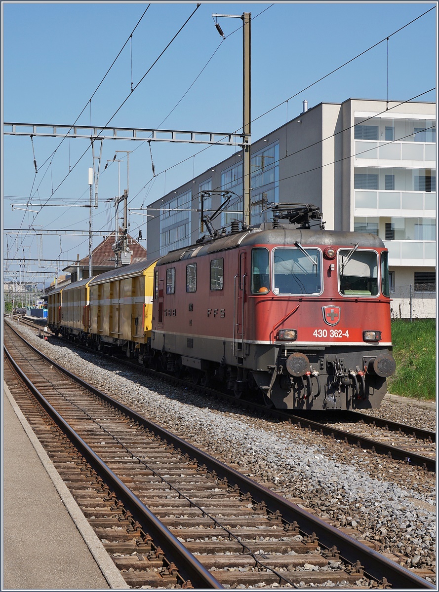 Die SBB Re 430 362-4 wartet in Morges mit einem Postzug auf die berholung eins IC nach Genve. 
11. April 2017