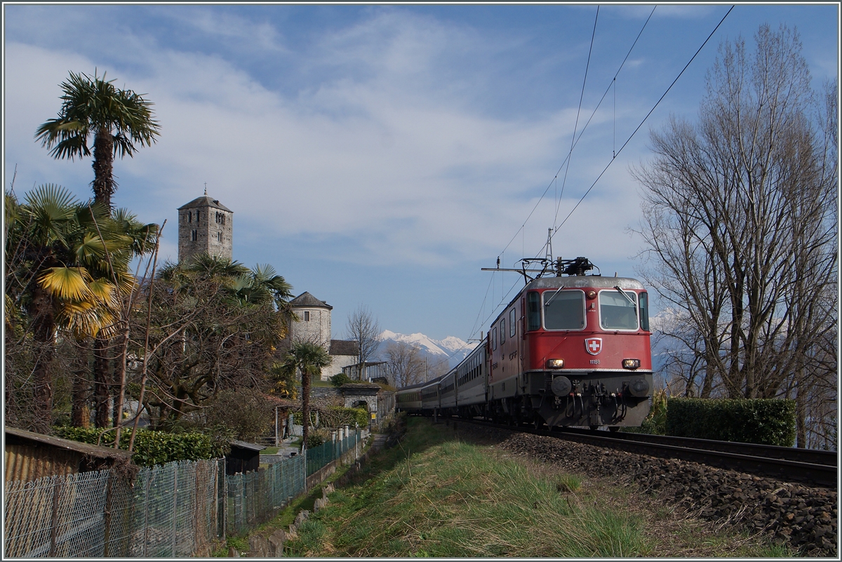 Die SBB Re 4/4 II 11198 erreicht mit dem IR 2323 von Arth Goldau nach Locarno in wenigen Minuten sein Ziel.
18. März 2015 