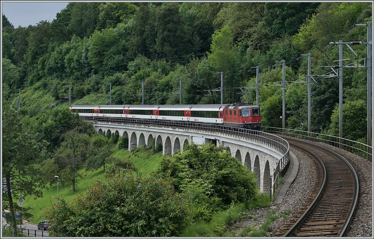 Die SBB Re 4/4 II 11153 erreicht in Kürze mit ihrem IR 2822 von Zürich nach Schaffhausen die Haltestelle Neuhausen Rheinfall, freilich fährt der IR hier ohne Halt durch.
18. Juni 2016