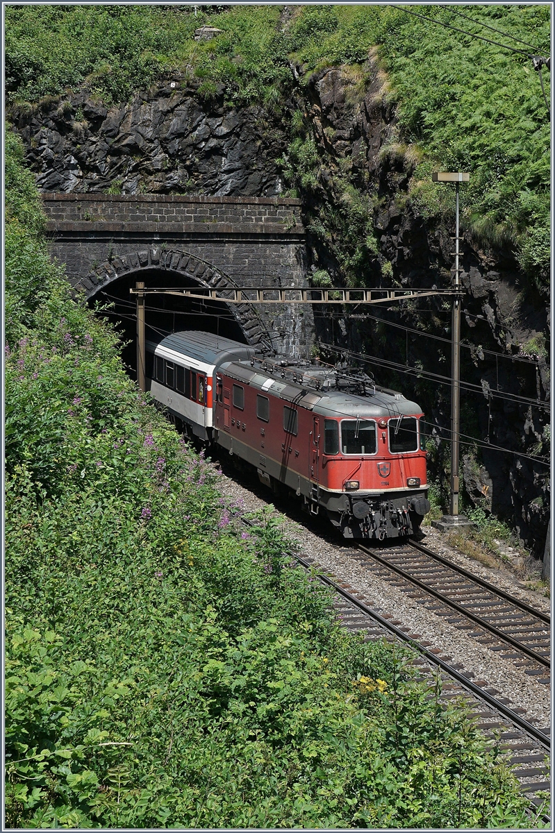 Die SBB Re 4/4 II 11194 verlässt mit einem Gotthard IR nach Locarno den 1567 Meter langen Prato-Spiral-Tunnel. 
21. Juli 2016