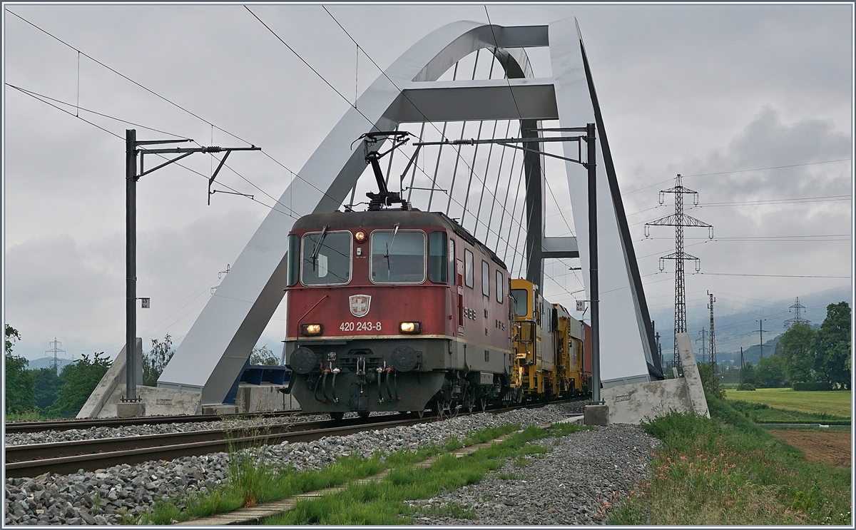 Die SBB Re 4/4 II 11243 (Re 420 243-4) fährt mit einen Güterzug zwischen Bex und St-Maurice über die neue Massogex-Brücke und somit auch über die Kantonsgrenze Waadt/Wallis. 

14. Mai 2020