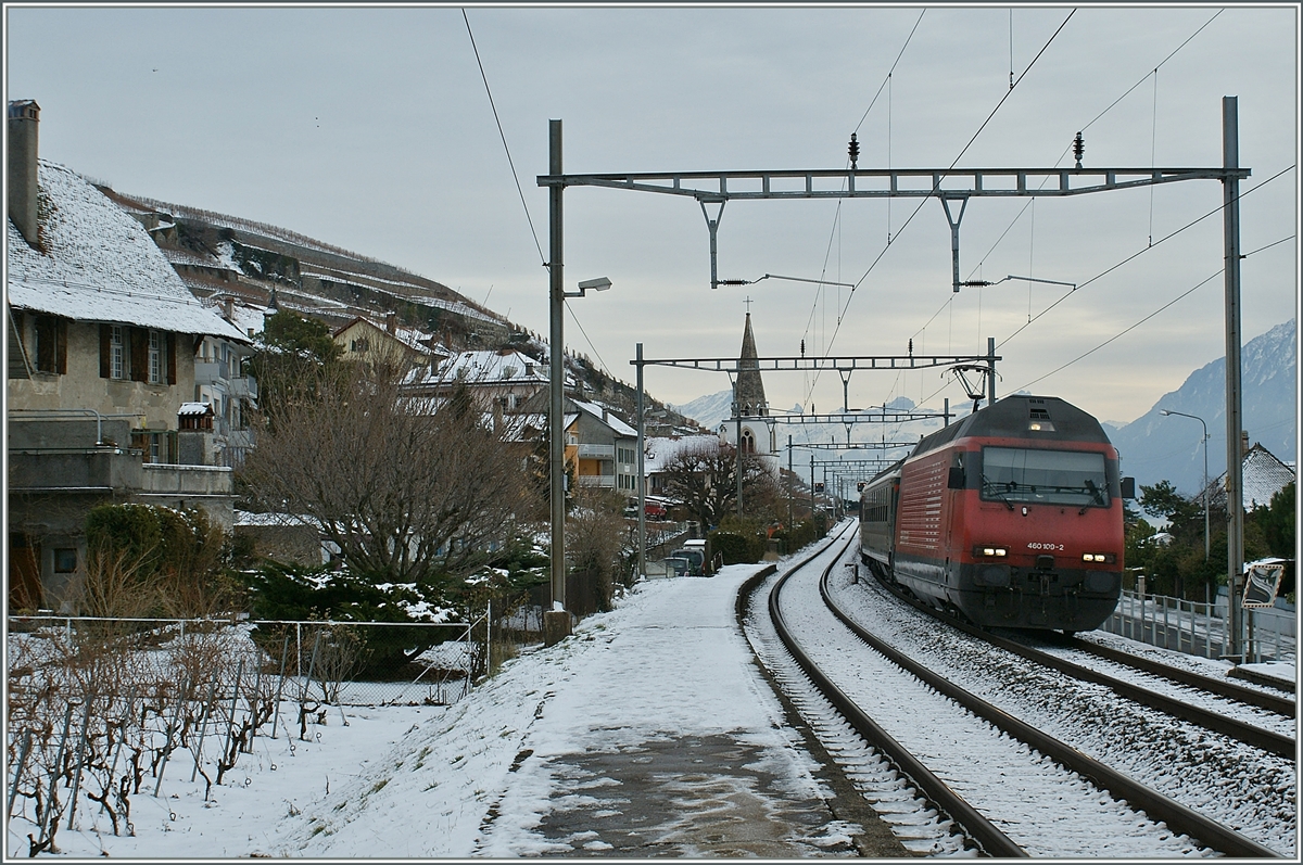 Die SBB Re 460 100-2 mit einem IR Richtung Lausanne bei der Durchfahrt in Villette VD.
27. Dez. 2010